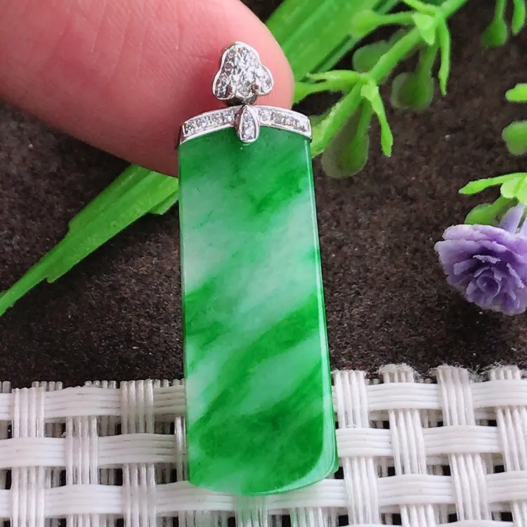 自然光老坑18k金镶嵌飘阳绿辣绿无事牌吊坠尺寸28/11/2.6