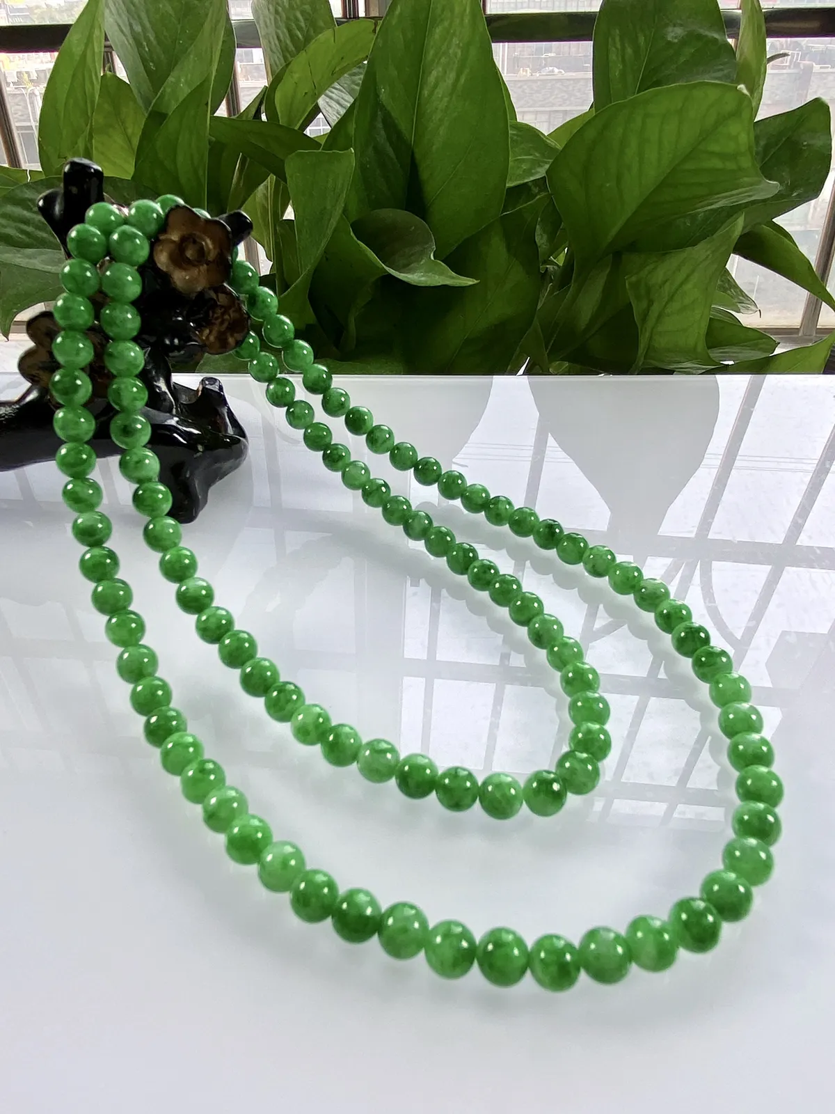 缅甸天然翡翠A货，卡6.2冰润满绿浓阳绿圆珠项链手链，尺寸：6.2mm/108颗，长度650mm，重量：44.20g