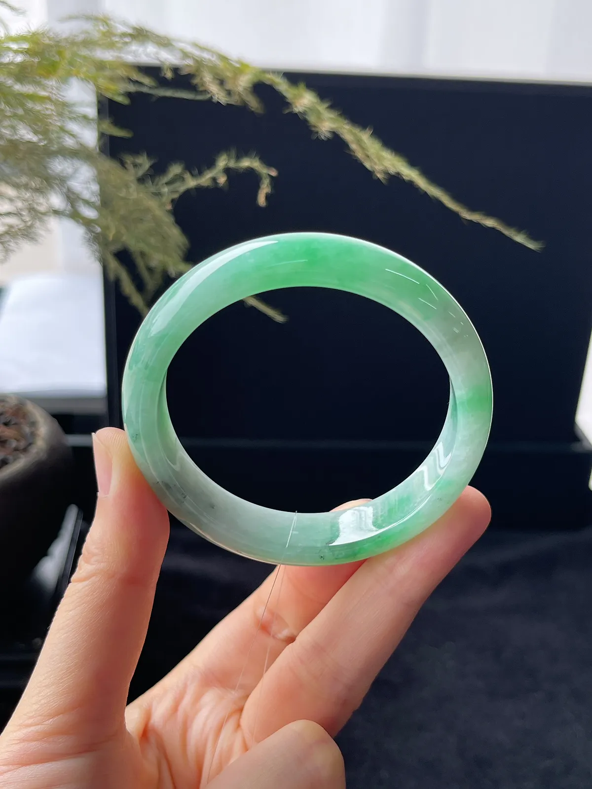 正圈51.8圈口，翡翠糯化种飘绿手镯