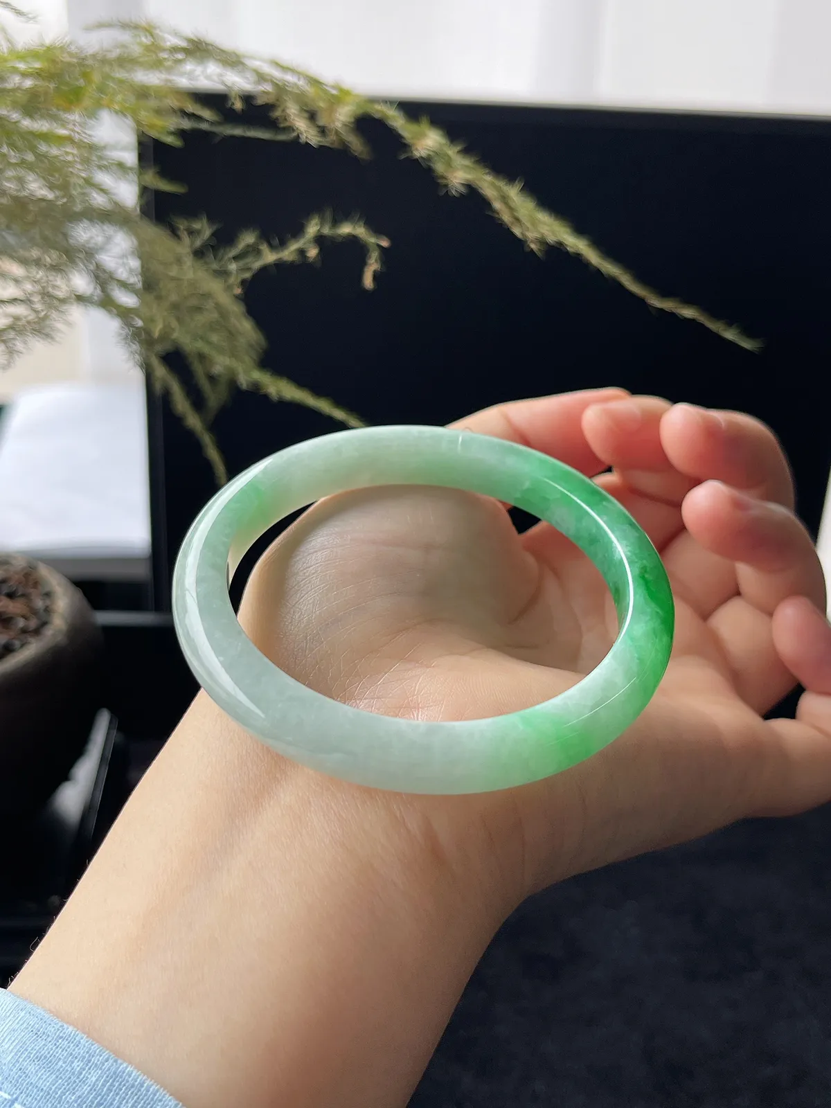 正圈55圈口，翡翠糯化种飘绿手镯