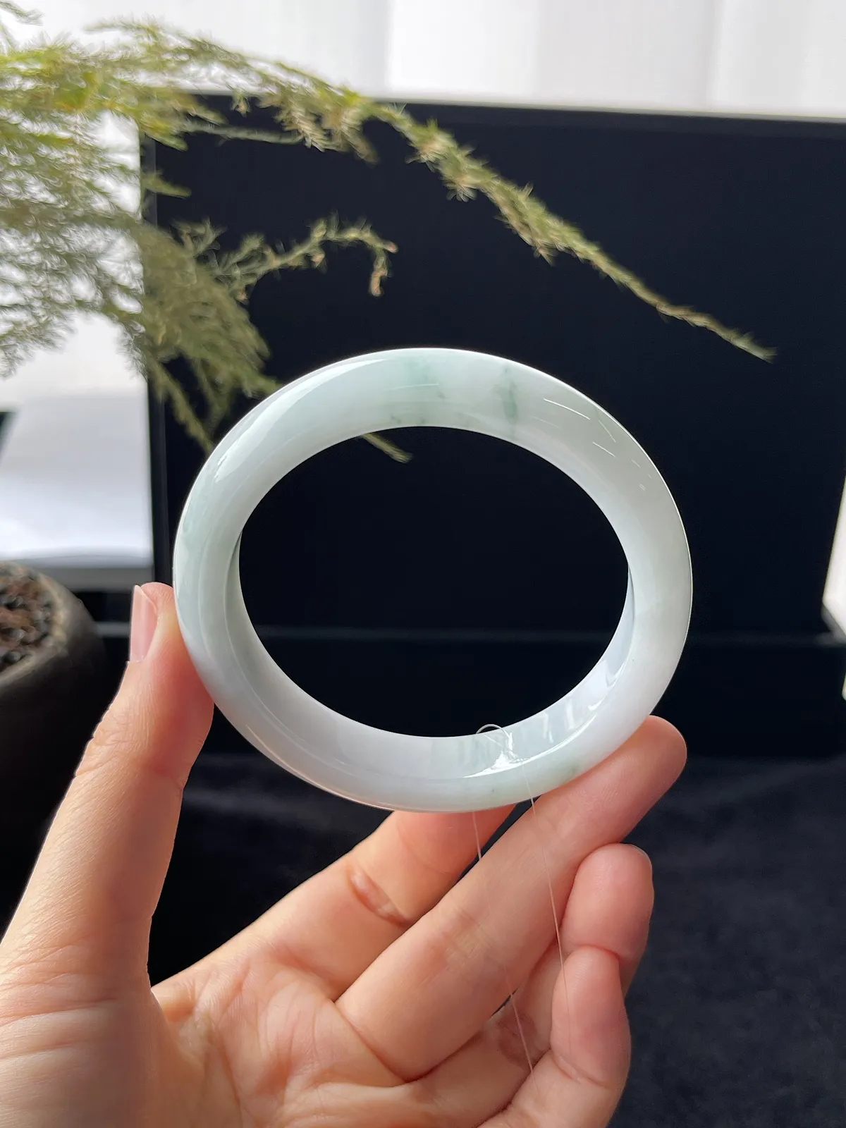 正圈54.8圈口，翡翠糯化种飘花手镯，牛奶底