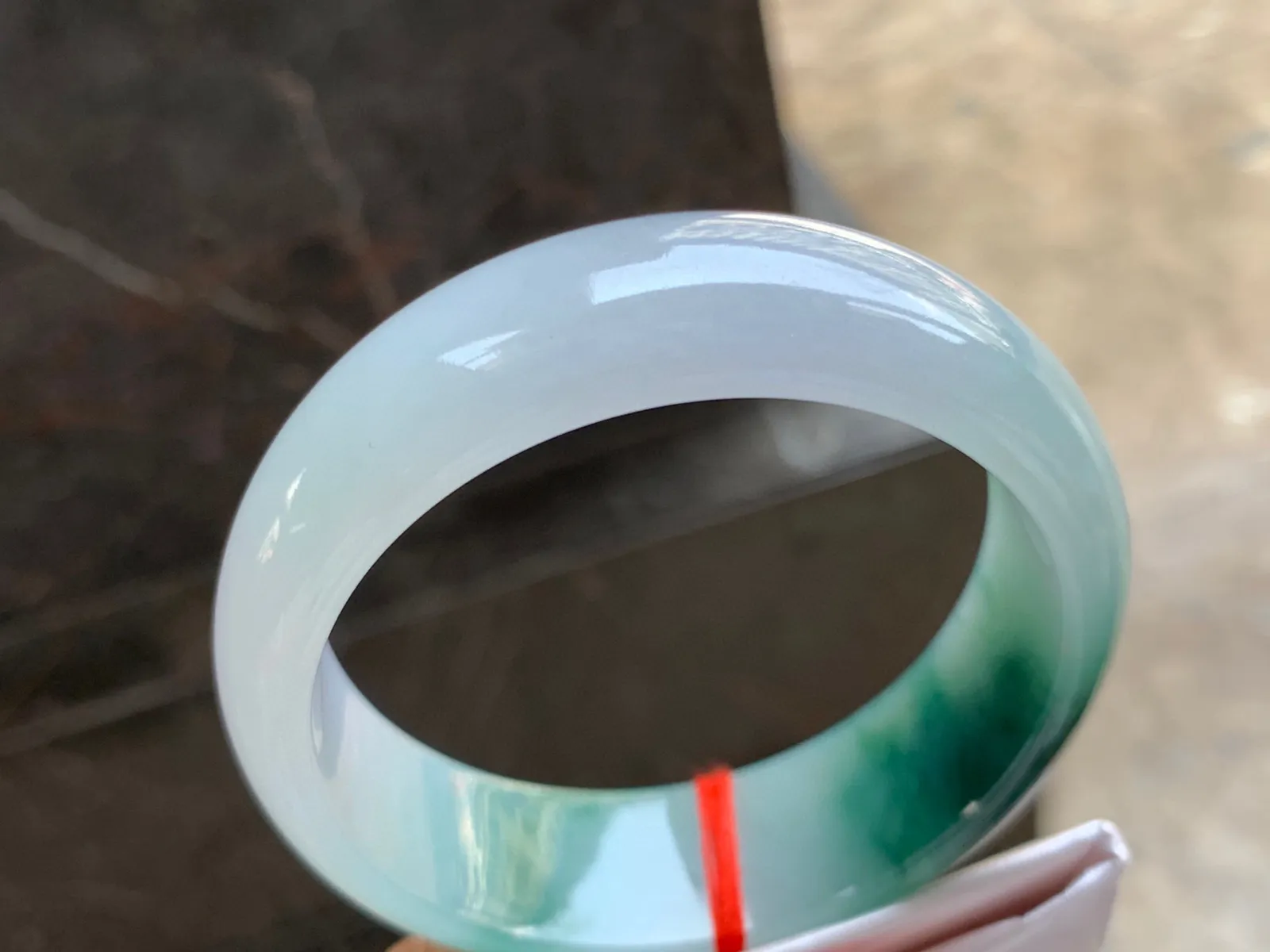 60-20-8.5mm
冰种飘花宽版手镯 种好水润 花色漂亮 大圈口  上手大气