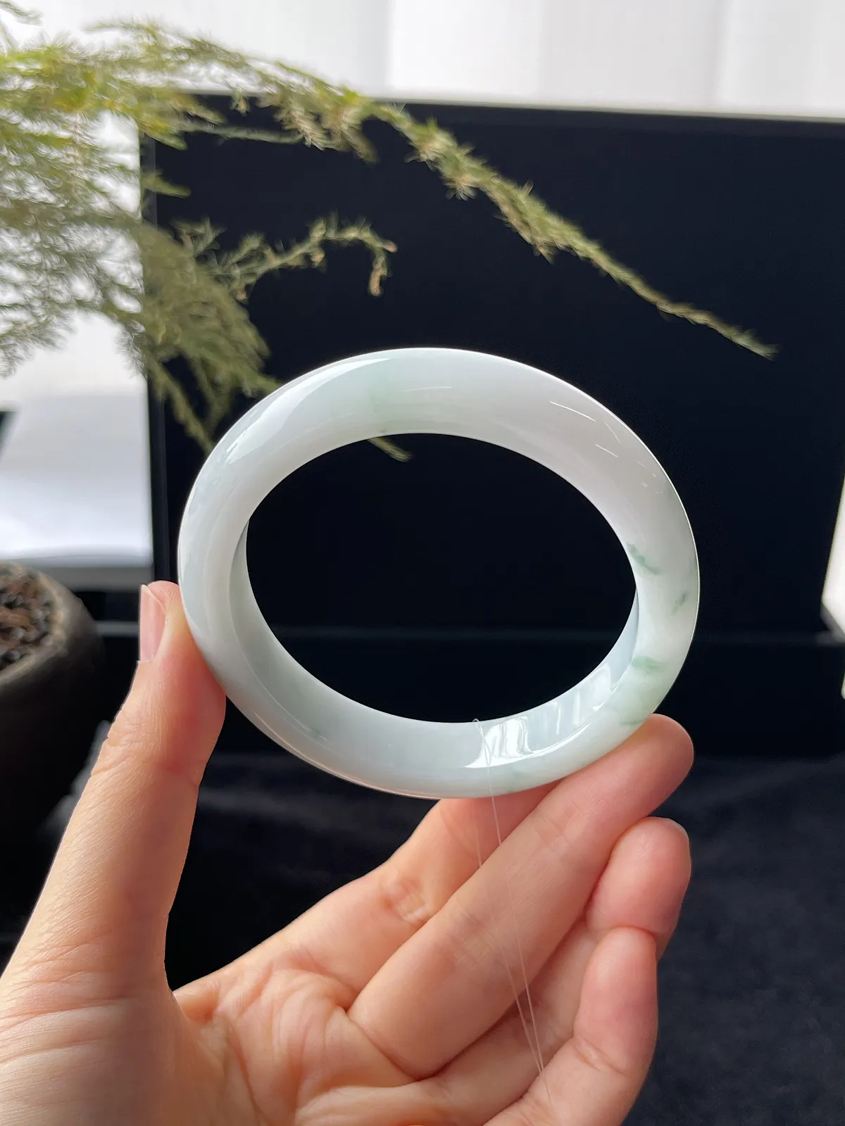 正圈54.8圈口，翡翠糯化种飘花手镯，牛奶底