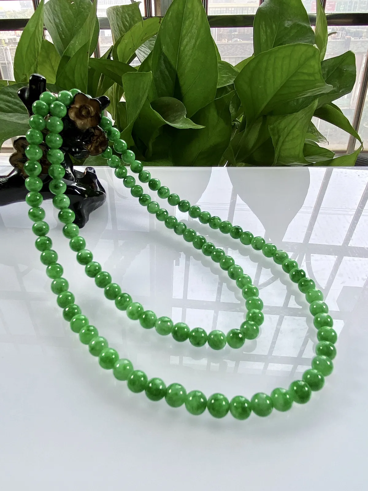 缅甸天然翡翠A货，卡6.2冰润满绿浓阳绿圆珠项链手链，尺寸：6.2mm/108颗，长度650mm，重量：44.20g