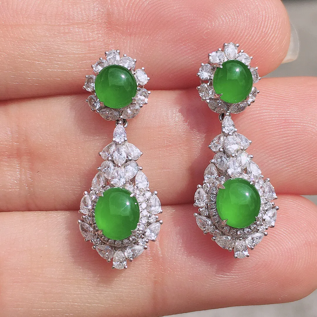 阳绿二合一耳坠，色泽均匀艳丽，玉质细腻，荧光感超
强，饱满水润，气质满满。18k
金豪华镶嵌