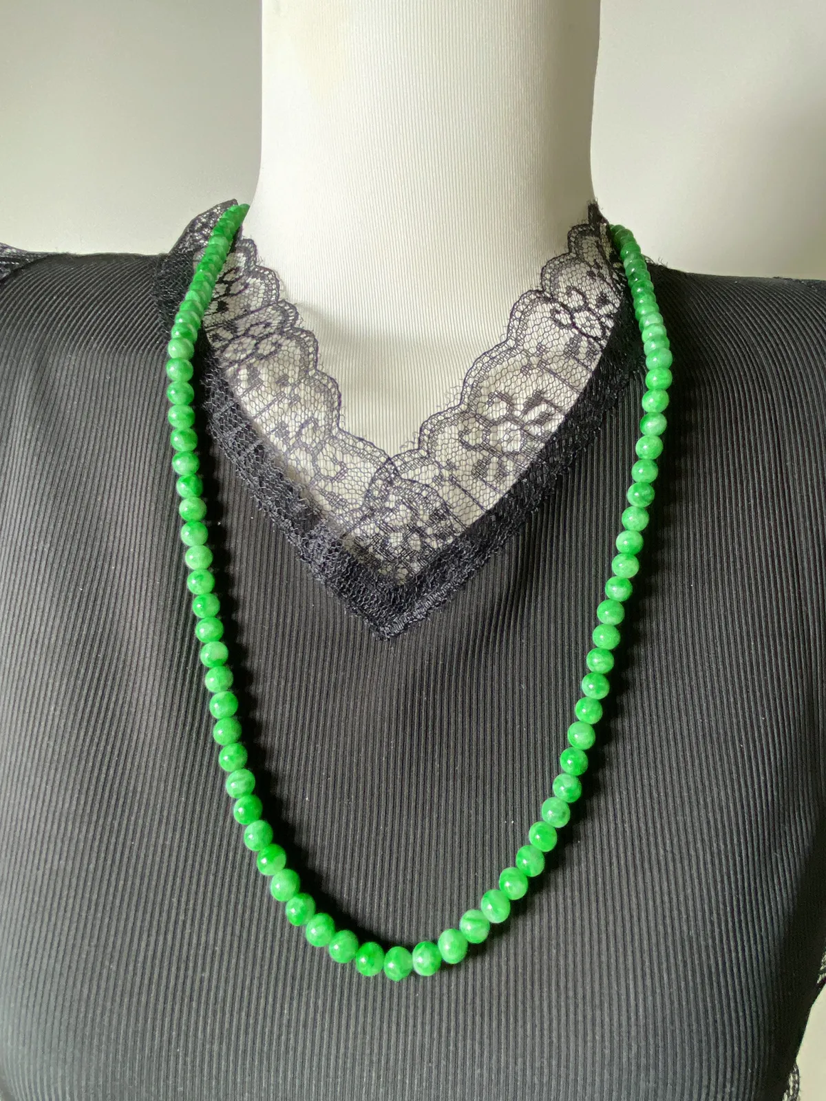 缅甸天然翡翠A货，卡6.2冰润满绿浓阳绿圆珠项链手链，尺寸：6.2mm/108颗，长度650mm，重量：44.20g