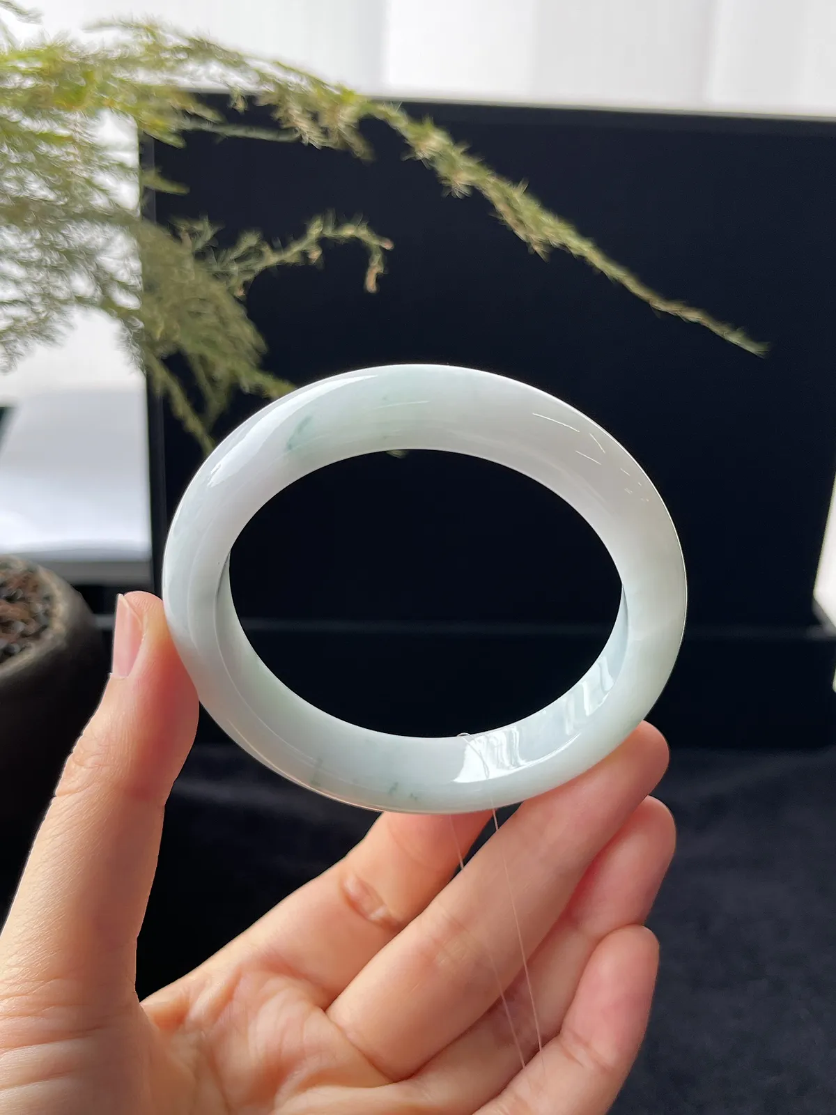 正圈54.8圈口，翡翠糯化种飘花手镯，牛奶底