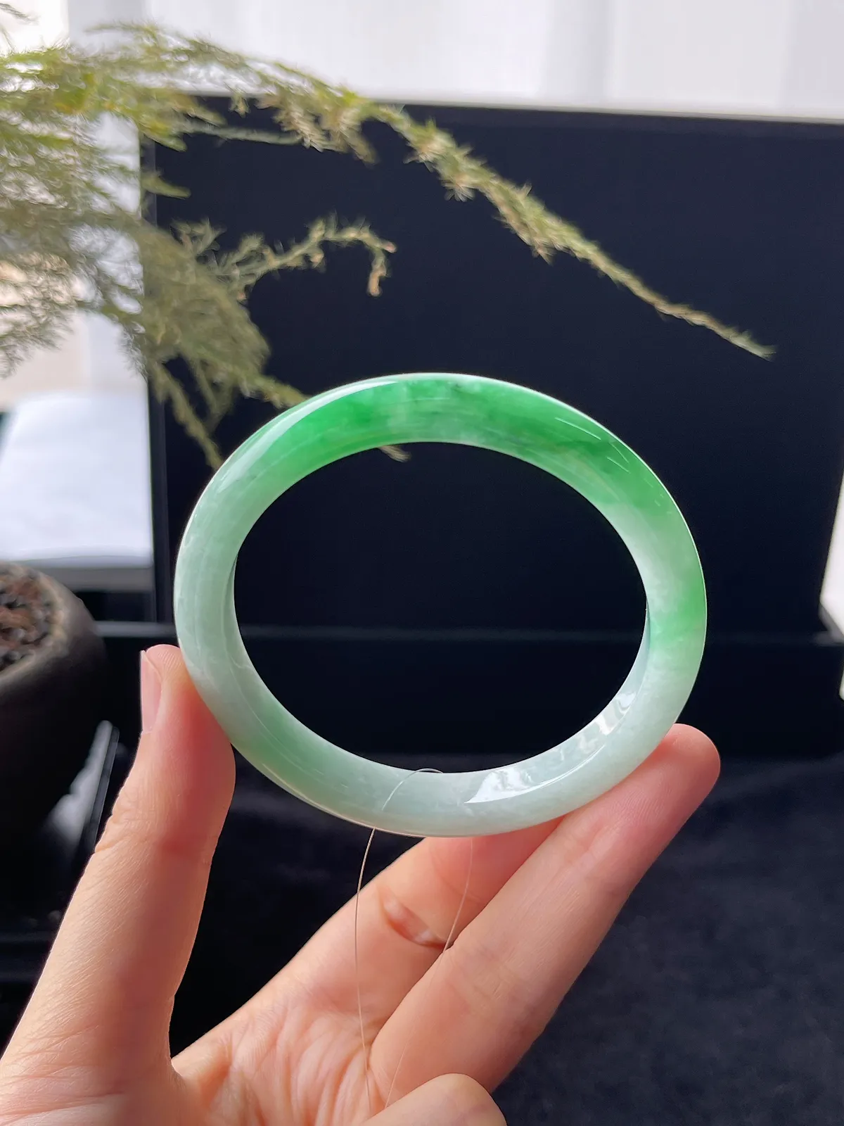 正圈55圈口，翡翠糯化种飘绿手镯