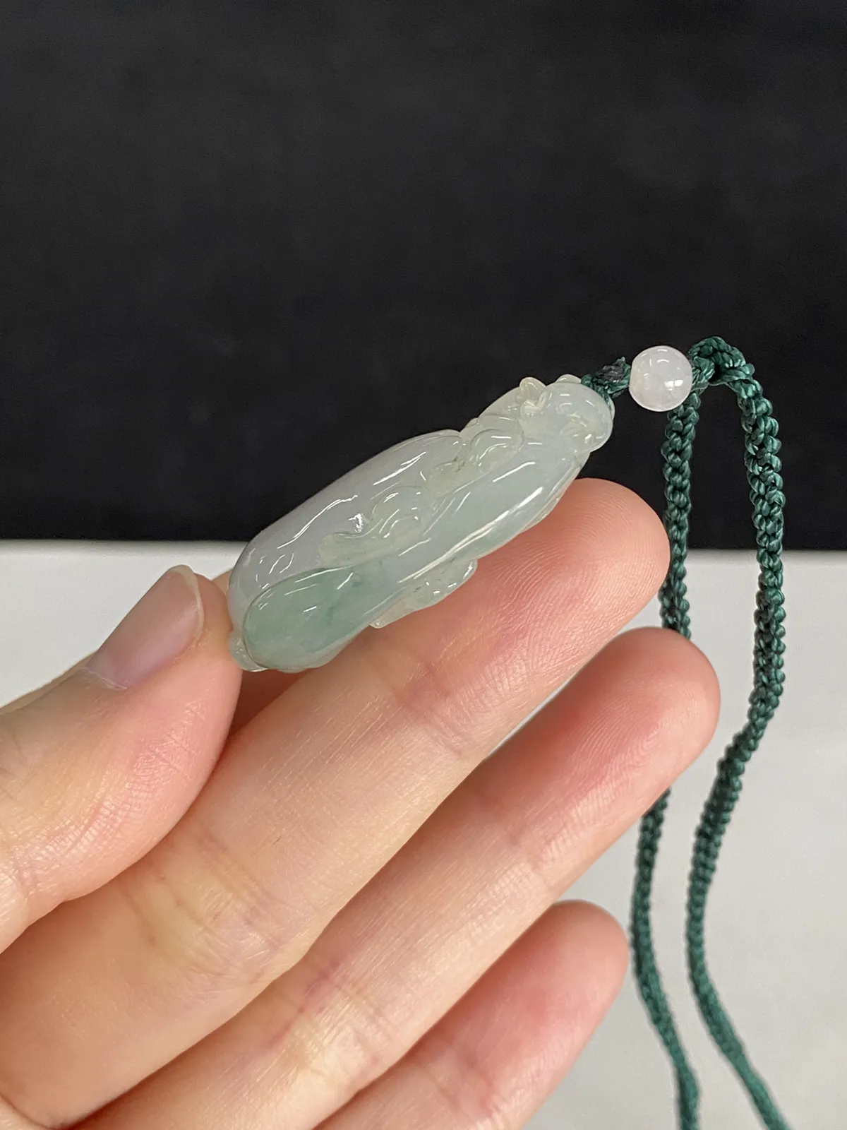 翡翠冰糯种淡绿色吊坠，配珠未测