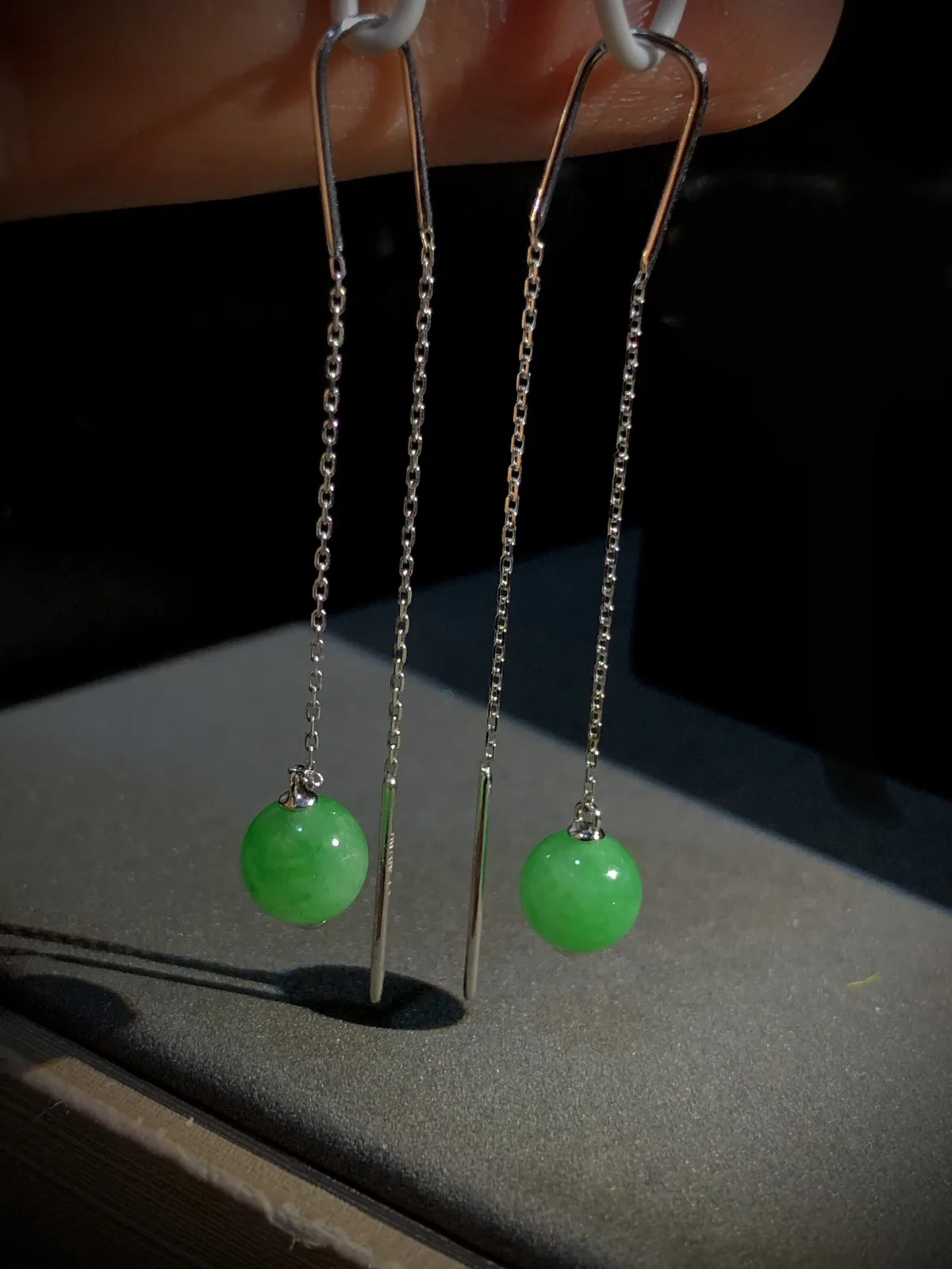 绿珠子耳线耳坠，直径6.8mm，
18K金