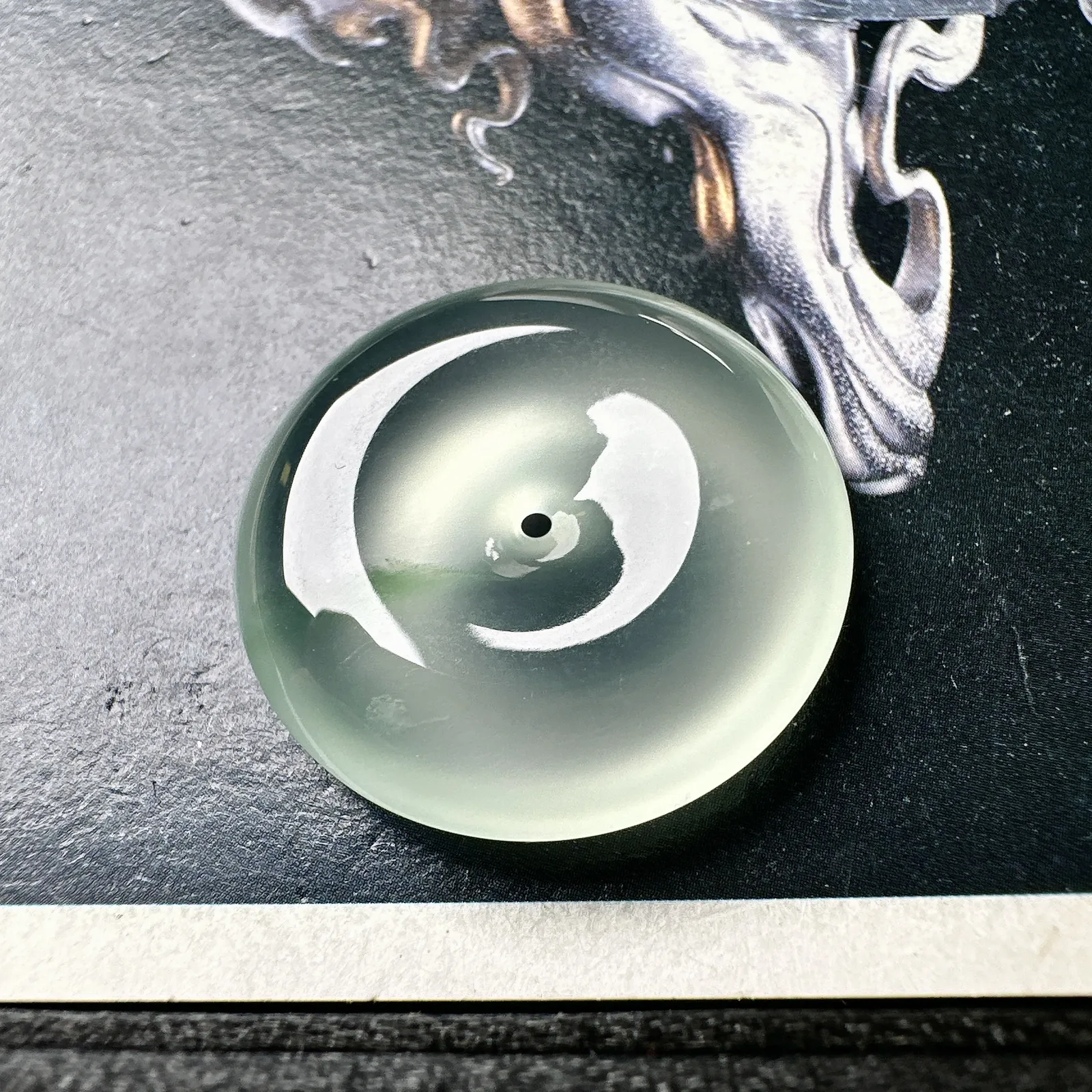 【玻璃种飘花平安扣】质地非常细腻，冰润十足，种老冰透，荧光闪耀