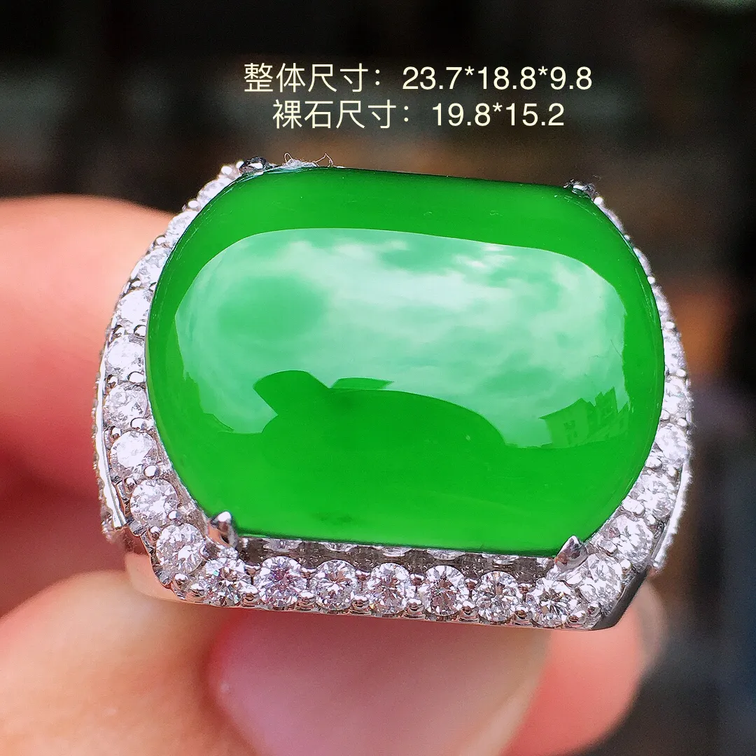 阳绿大马鞍戒指，色泽均匀艳丽，玉质细腻，荧光感超
强，饱满水润，气质满满。18k
金豪华镶嵌