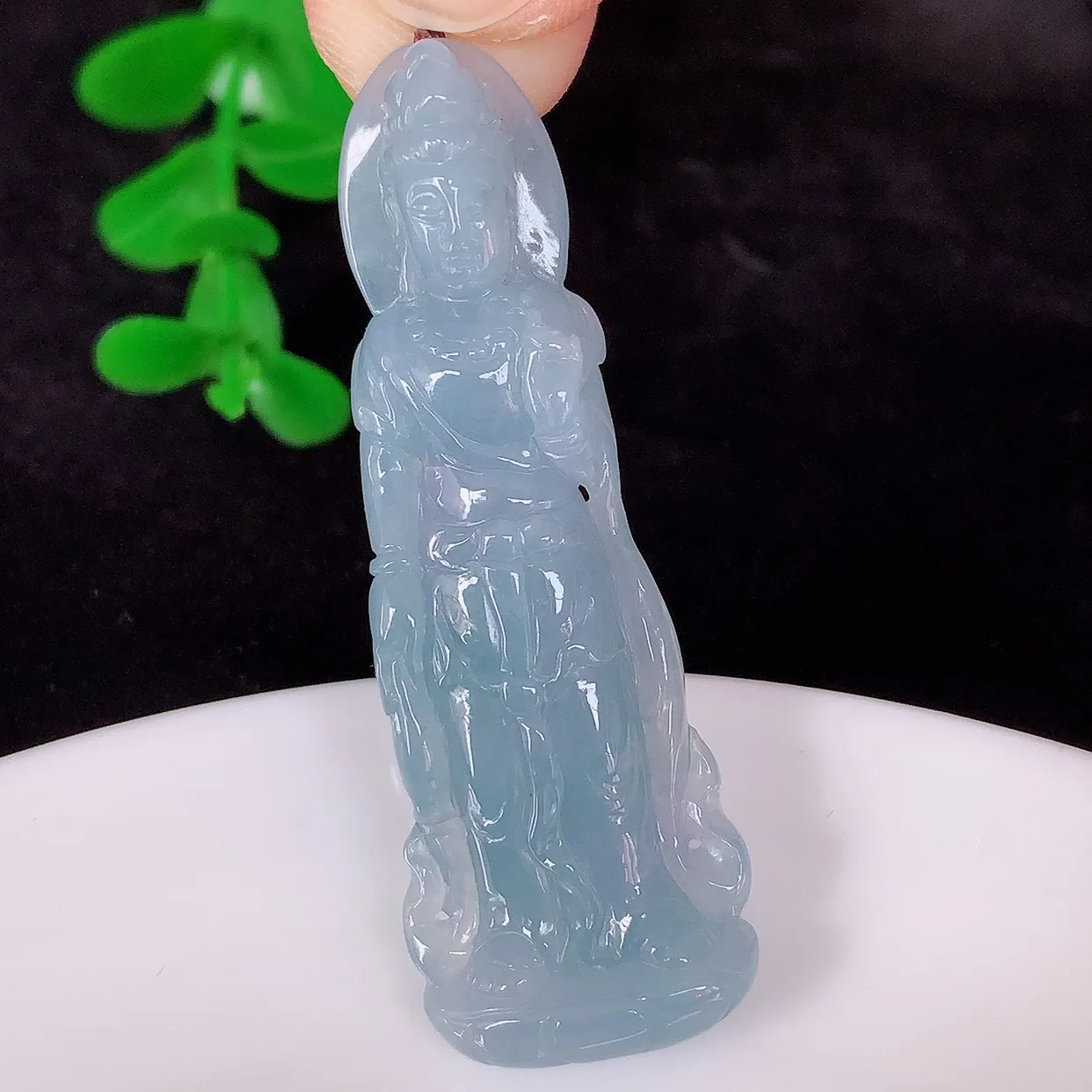自然光实拍，冰糯种紫罗兰翡翠正装观音吊坠，赐福翡翠观音，翠色迷人，观音面相端庄，佩戴时尚出众！#89.22