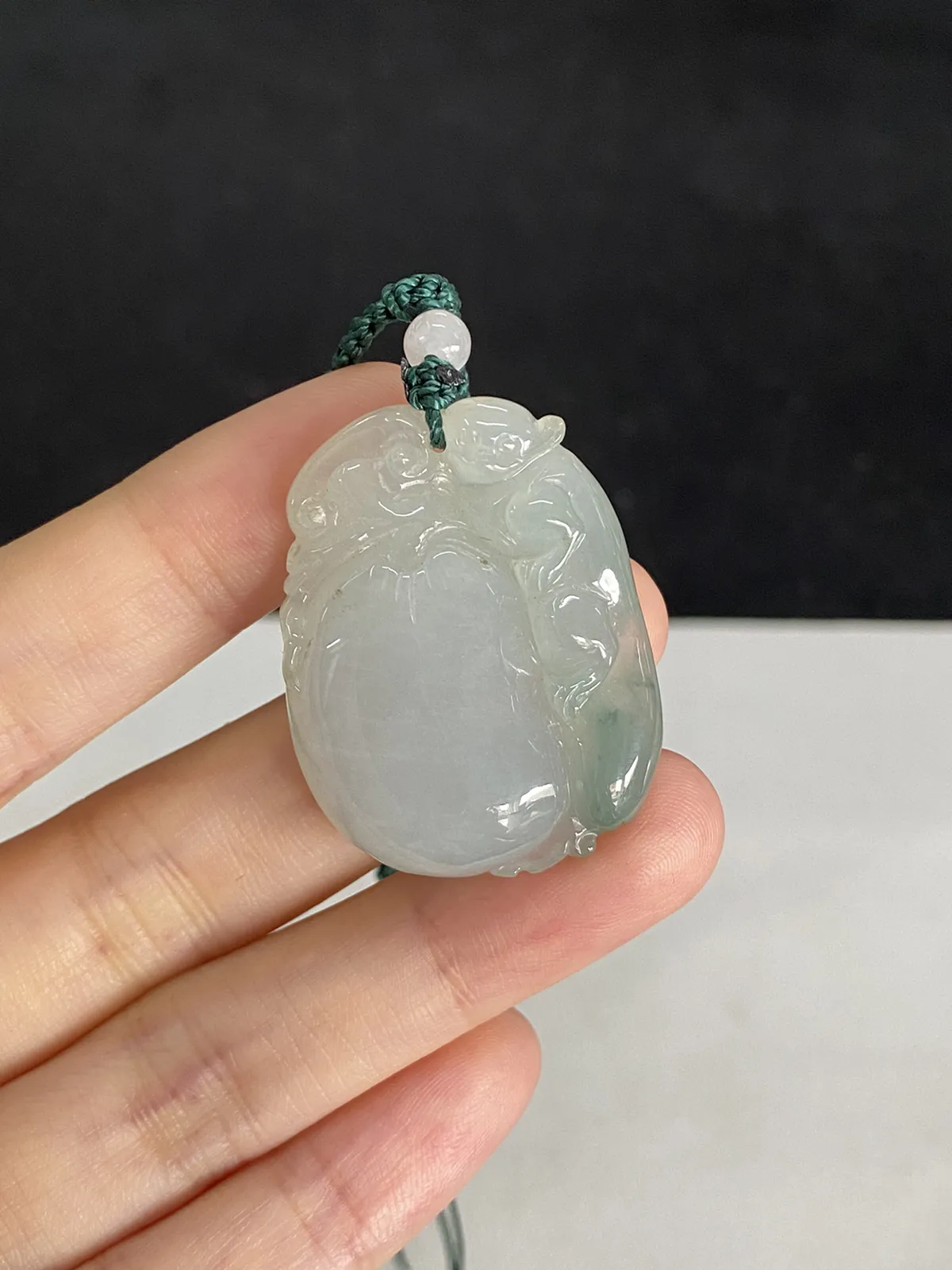 翡翠冰糯种淡绿色吊坠，配珠未测