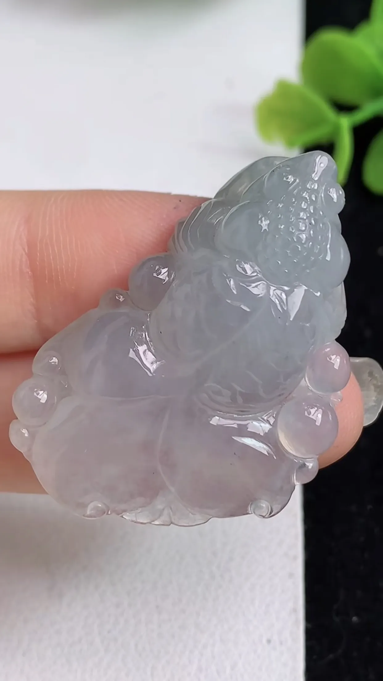 缅甸天然翡翠a货 老坑料起胶冰种 年年有余吊坠，尺寸37.6-27.5-9.8mm  y 10.82