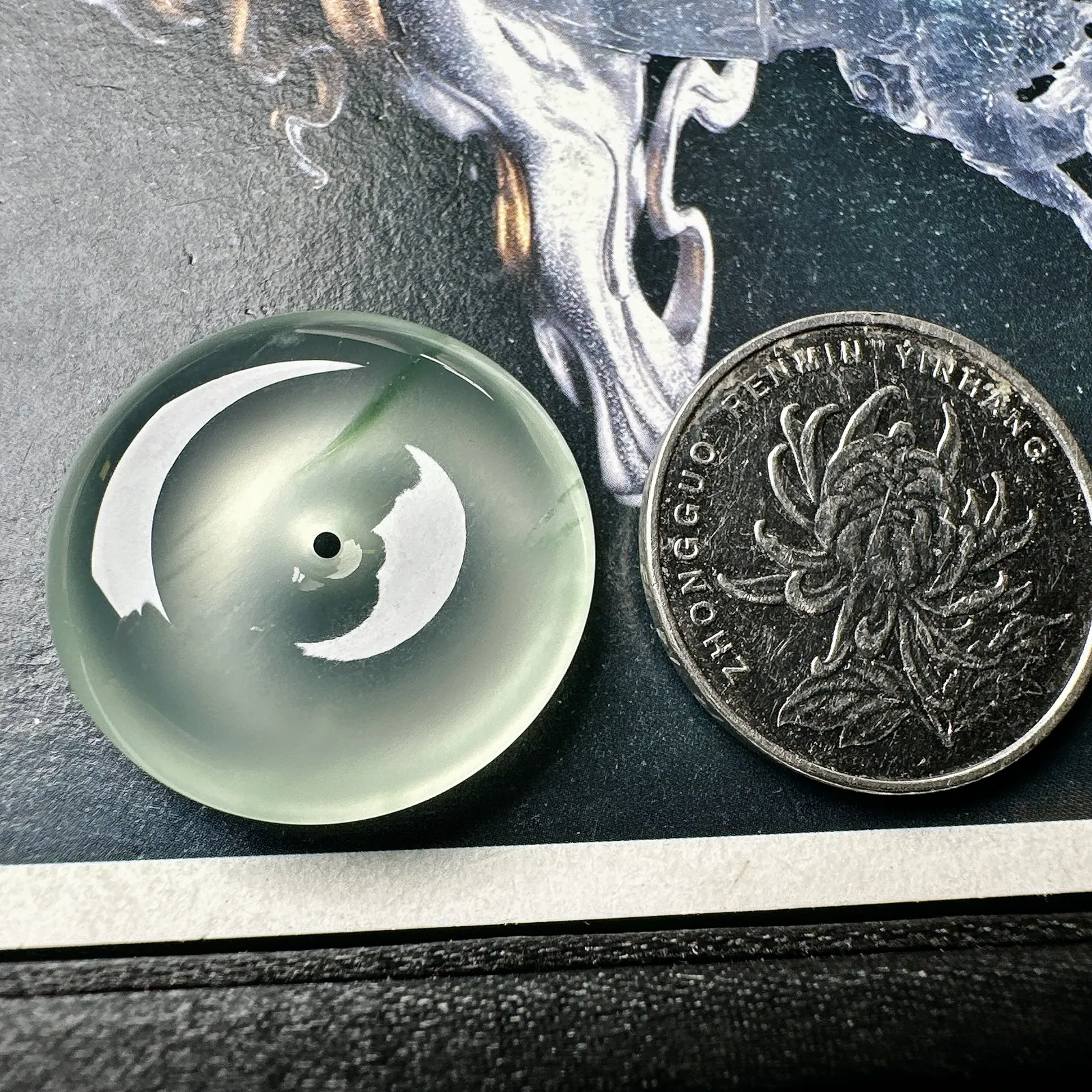 【玻璃种飘花平安扣】质地非常细腻，冰润十足，种老冰透，荧光闪耀