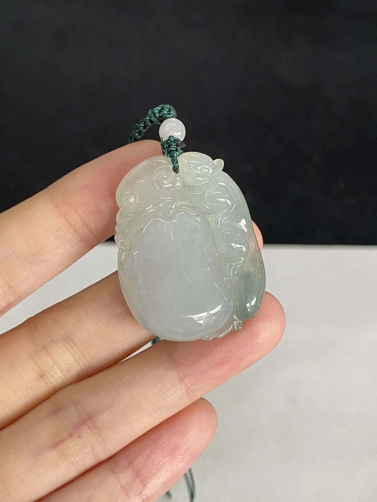 翡翠冰糯种淡绿色吊坠，配珠未测