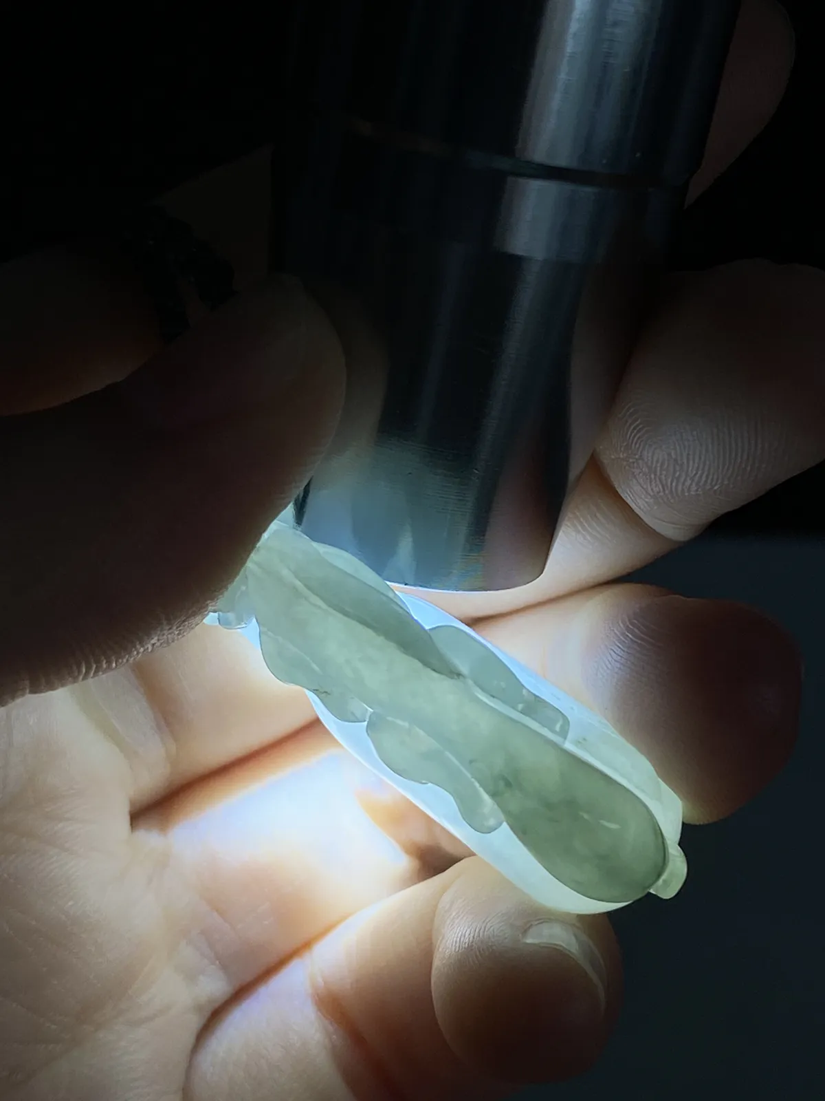 翡翠冰糯种淡绿色吊坠，配珠未测