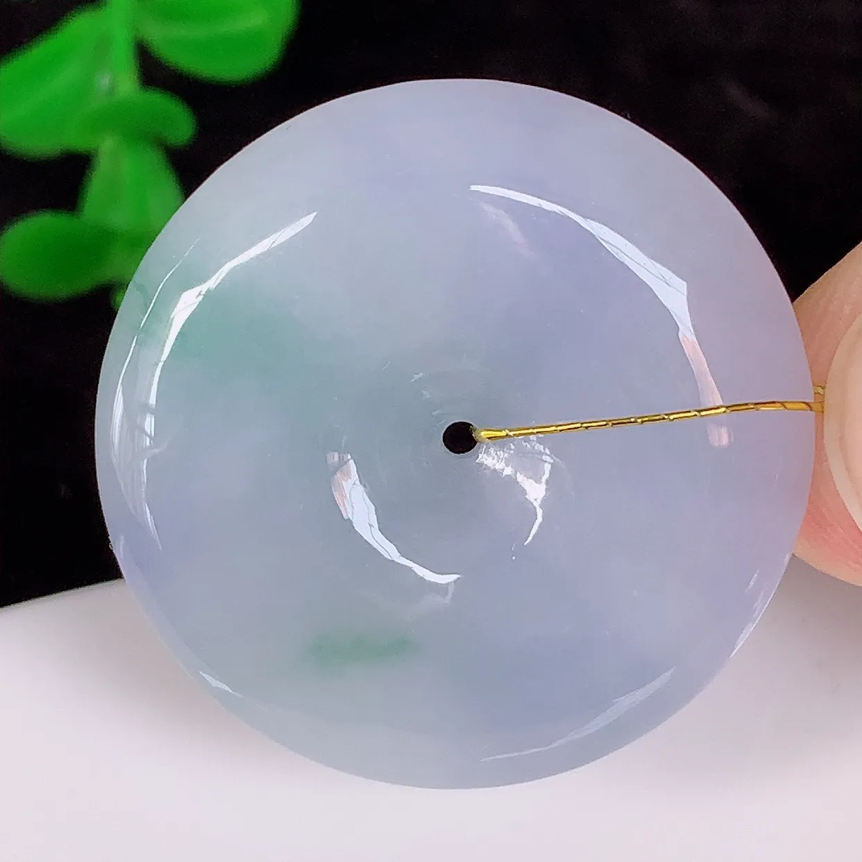 自然光实拍，冰润冰糯种紫底飘花翡翠平安扣吊坠，翡翠平安扣，冰透，灵动飘逸，寓意平平安安，平安扣佩戴端庄漂亮！#35.22