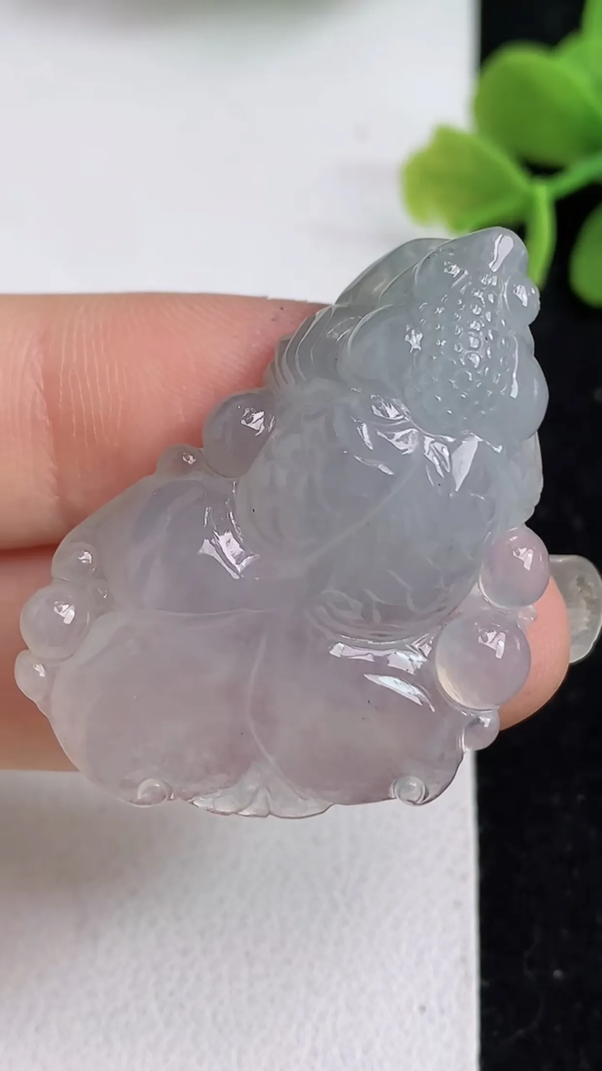 缅甸天然翡翠a货 老坑料起胶冰种 年年有余吊坠，尺寸37.6-27.5-9.8mm  y 10.82