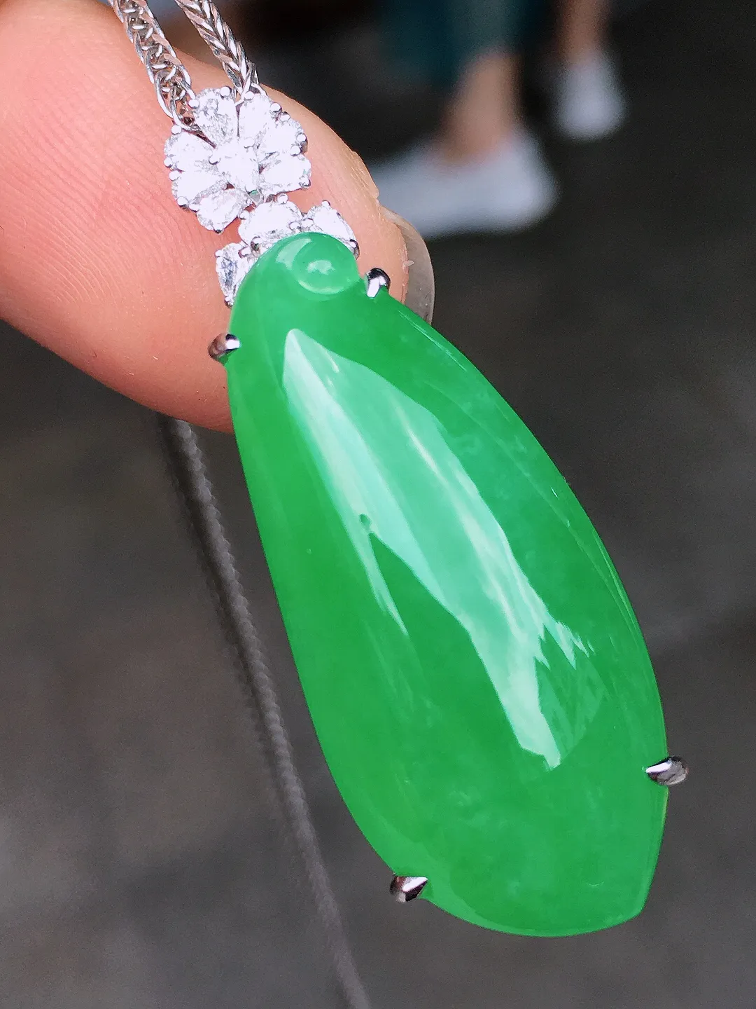阳绿福瓜吊坠，色泽均匀艳丽，玉质细腻，荧光感超
强，饱满水润，气质满满。18k
金豪华镶嵌