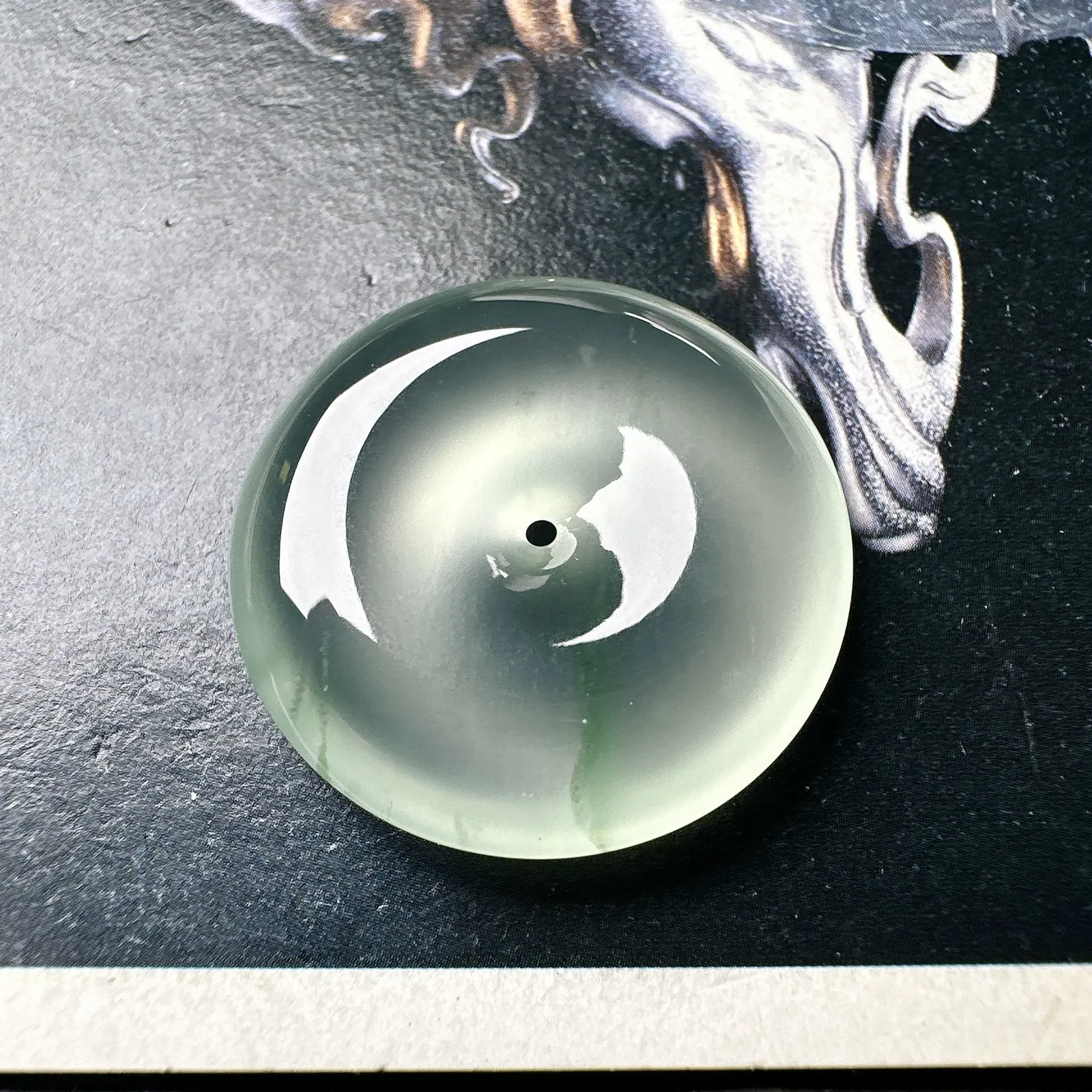 【玻璃种飘花平安扣】质地非常细腻，冰润十足，种老冰透，荧光闪耀