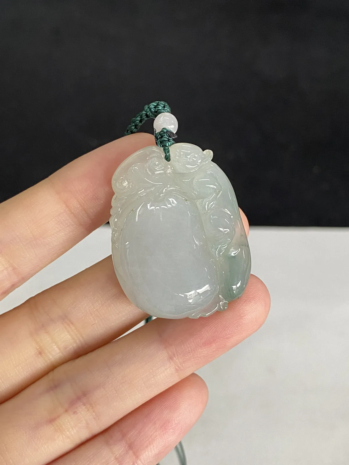 翡翠冰糯种淡绿色吊坠，配珠未测
