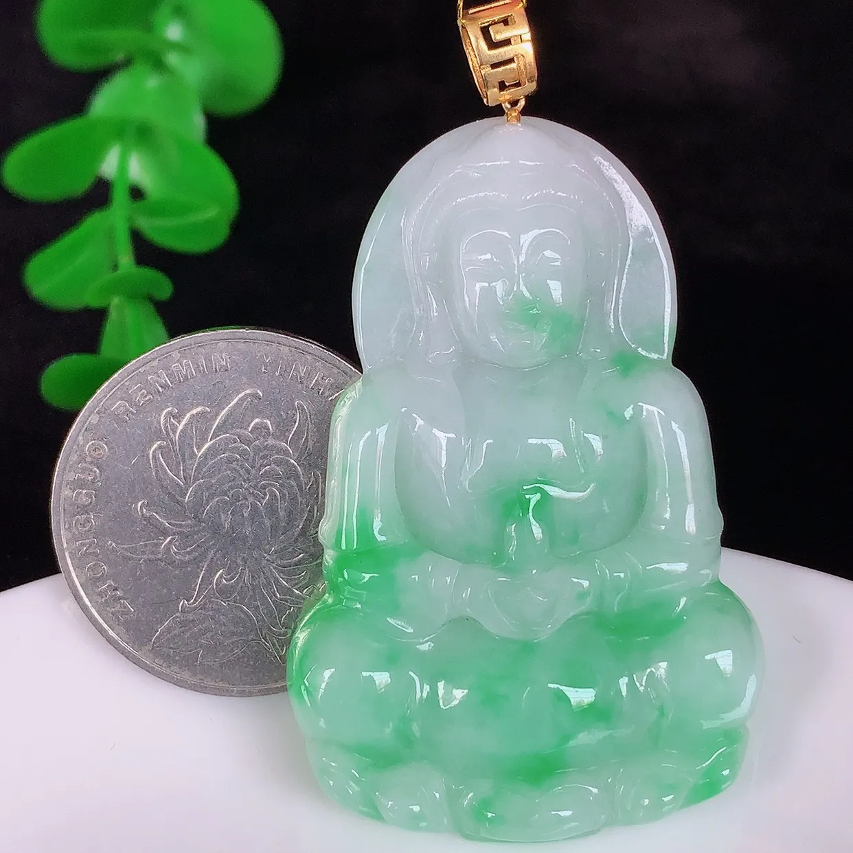 自然光实拍，18K金镶嵌冰糯种飘阳绿翡翠观音吊坠，赐福翡翠观音，翠色迷人，观音面相端庄，佩戴时尚出众！#35.22整体54.5*裸石46.8*31*6