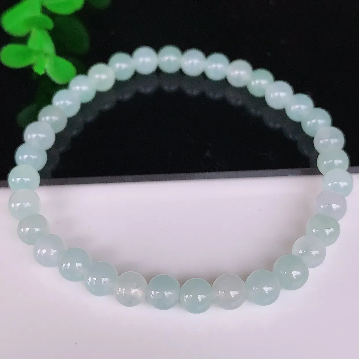 自然光实拍，冰润冰种圆珠翡翠手串手链，种老水足，冰清玉润  颜色漂亮  #57.22取一尺寸5.5m