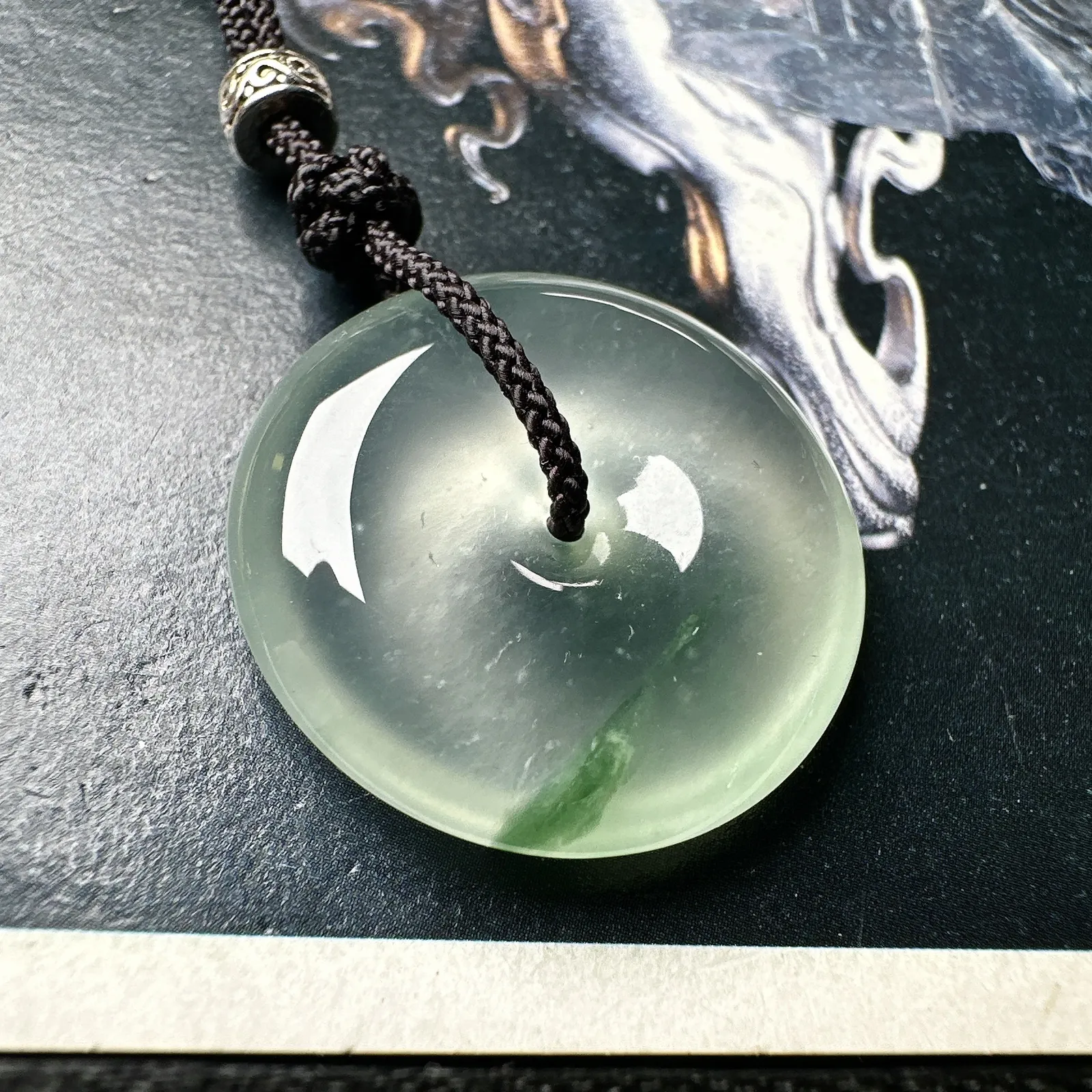 【玻璃飘草绿平安扣】质地非常细腻，冰润十足，种老冰透，荧光闪耀