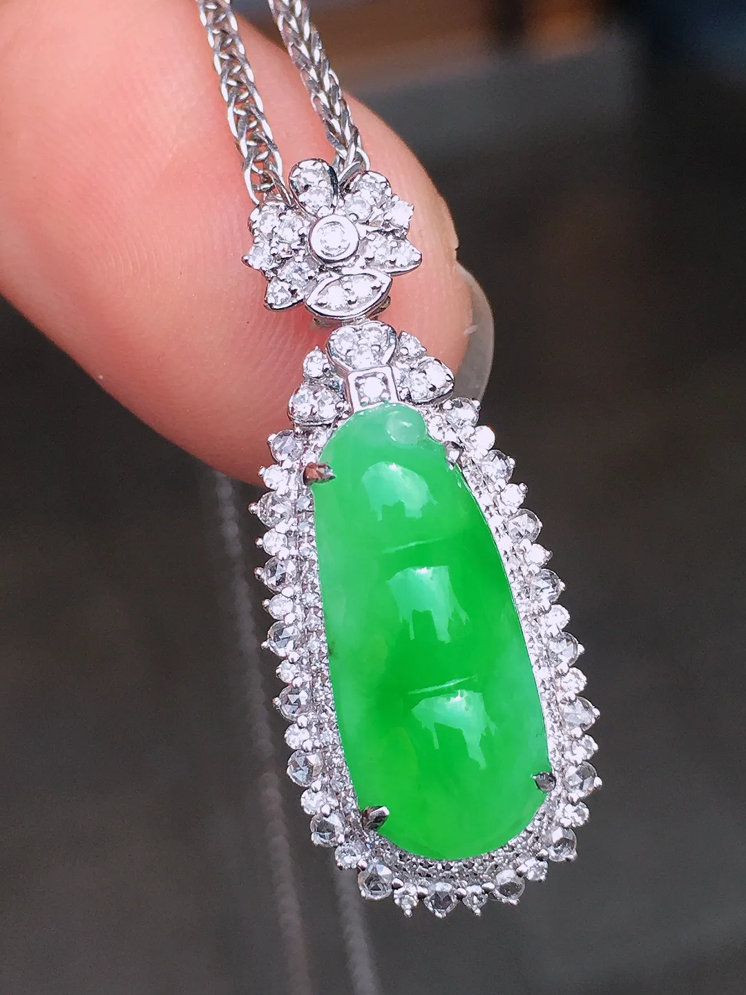 阳绿福豆吊坠，色泽均匀艳丽，玉质细腻，荧光感超
强，饱满水润，气质满满。18k
金豪华镶嵌