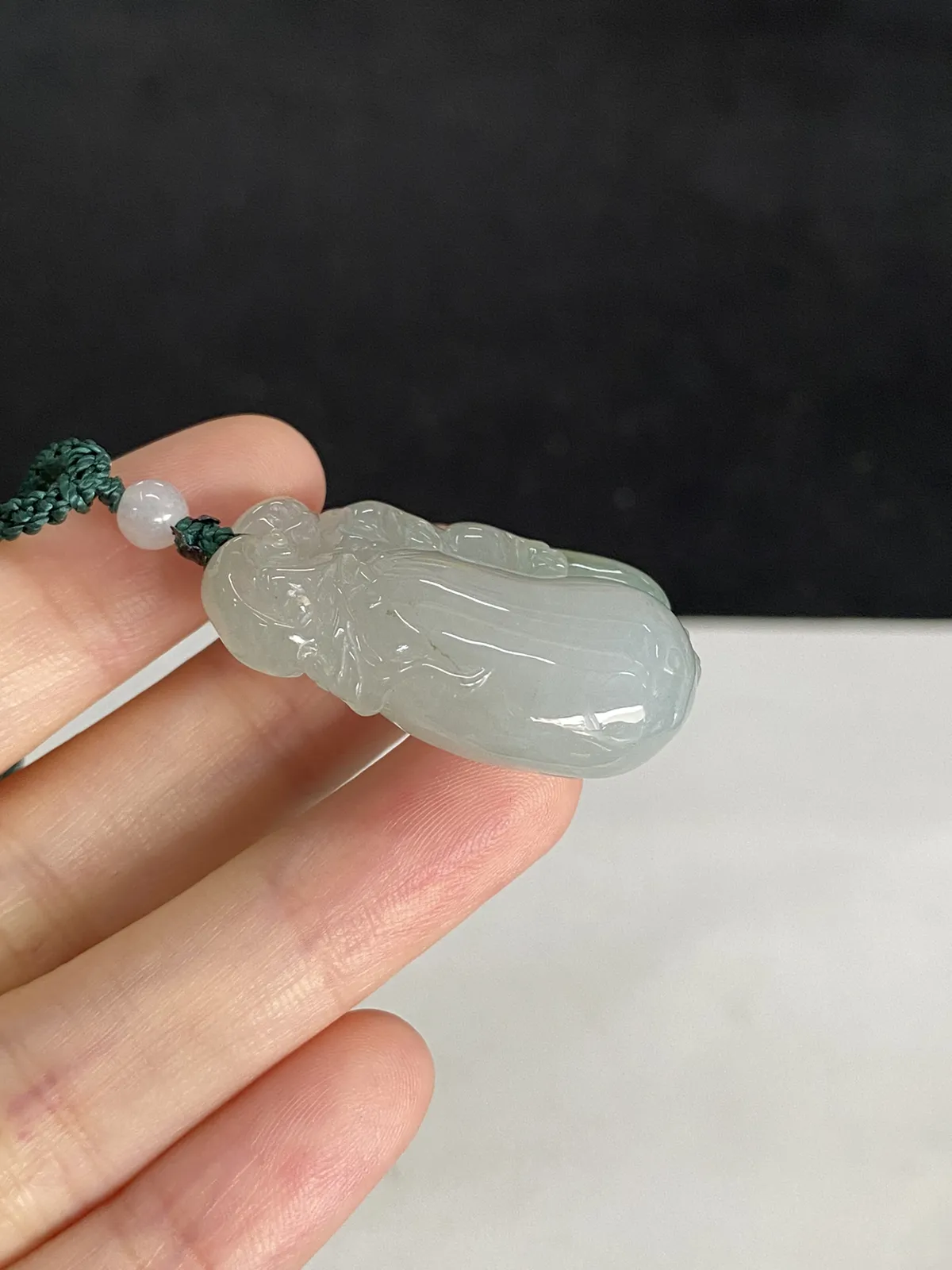 翡翠冰糯种淡绿色吊坠，配珠未测