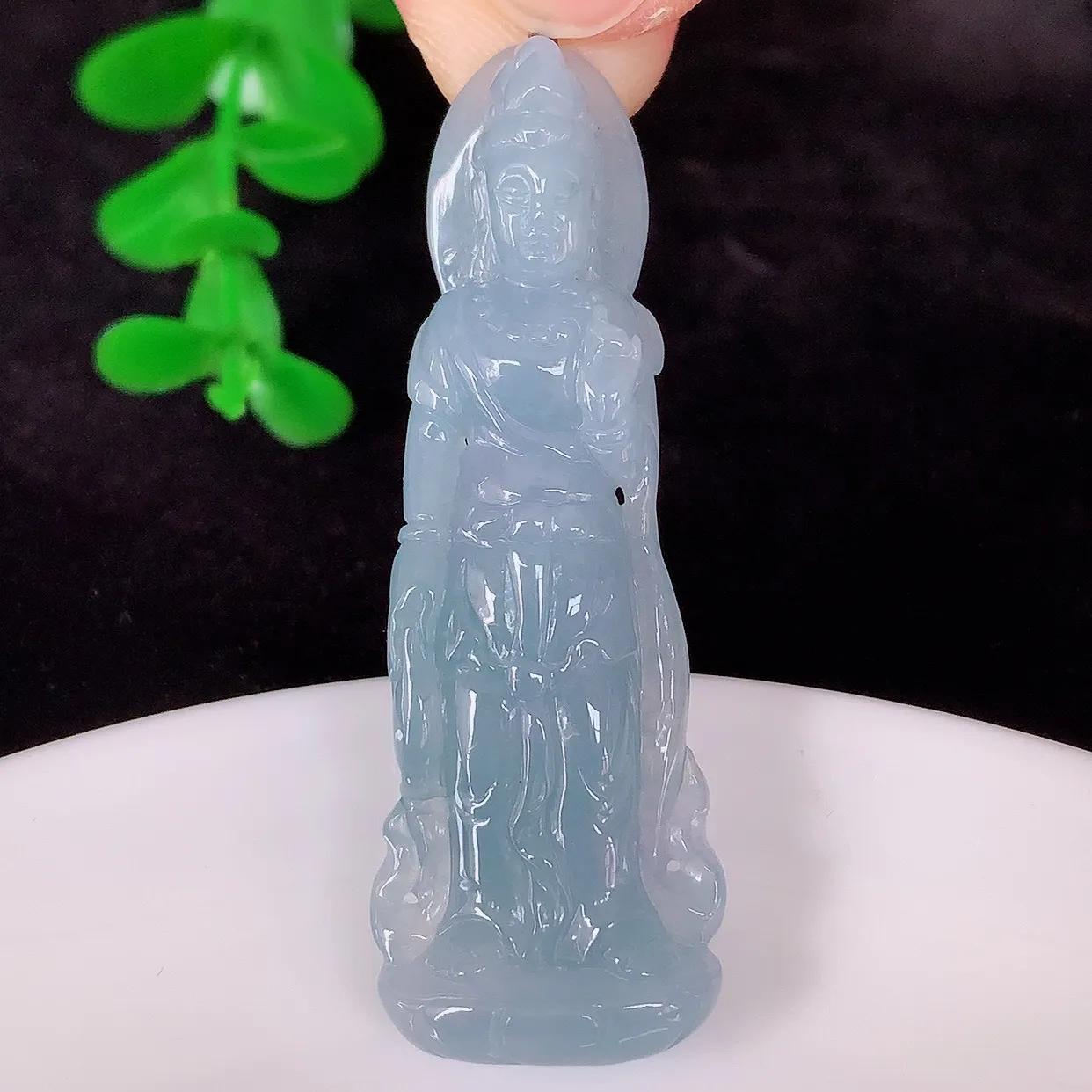 自然光实拍，冰糯种紫罗兰翡翠正装观音吊坠，赐福翡翠观音，翠色迷人，观音面相端庄，佩戴时尚出众！#89