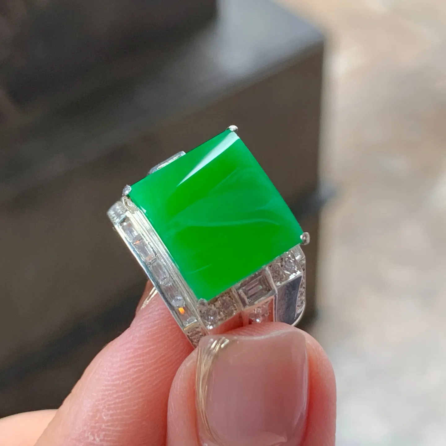 冰辣绿方形戒面
清爽 铜托