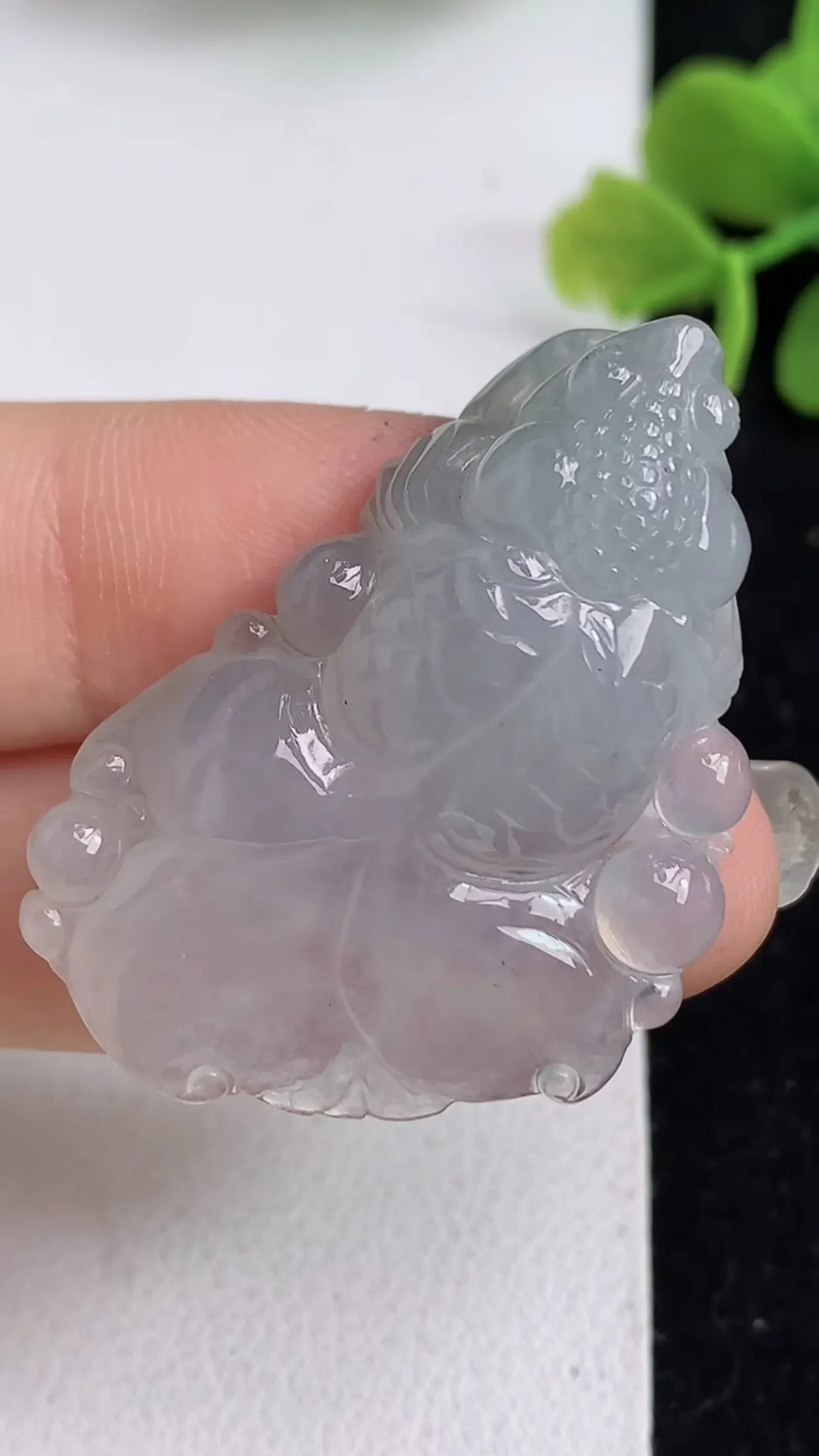 缅甸天然翡翠a货 老坑料起胶冰种 年年有余吊坠，尺寸37.6-27.5-9.8mm  y 10.82