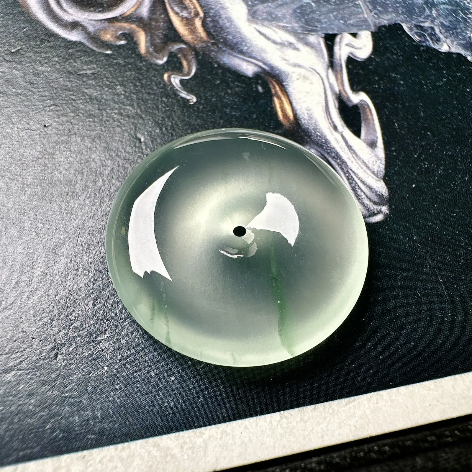 【玻璃种飘花平安扣】质地非常细腻，冰润十足，种老冰透，荧光闪耀