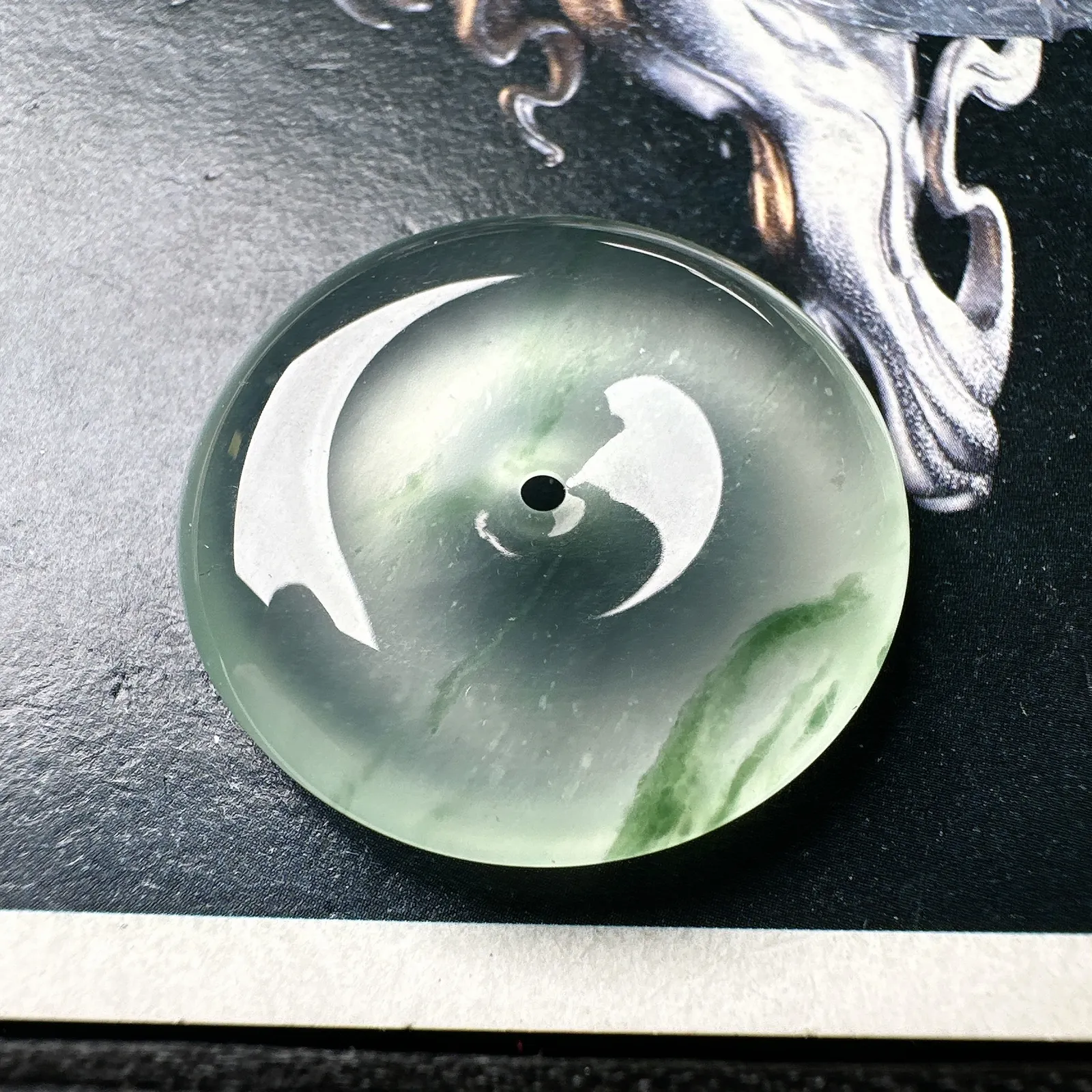 【玻璃飘绿平安扣】质地非常细腻，冰润十足，种老冰透，荧光闪耀