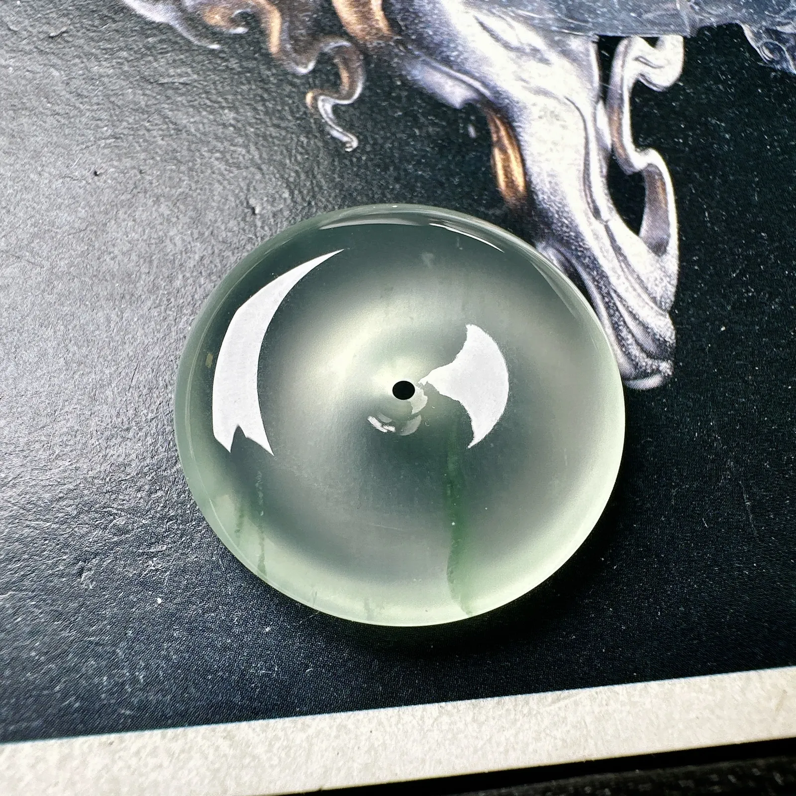 【玻璃种飘花平安扣】质地非常细腻，冰润十足，种老冰透，荧光闪耀