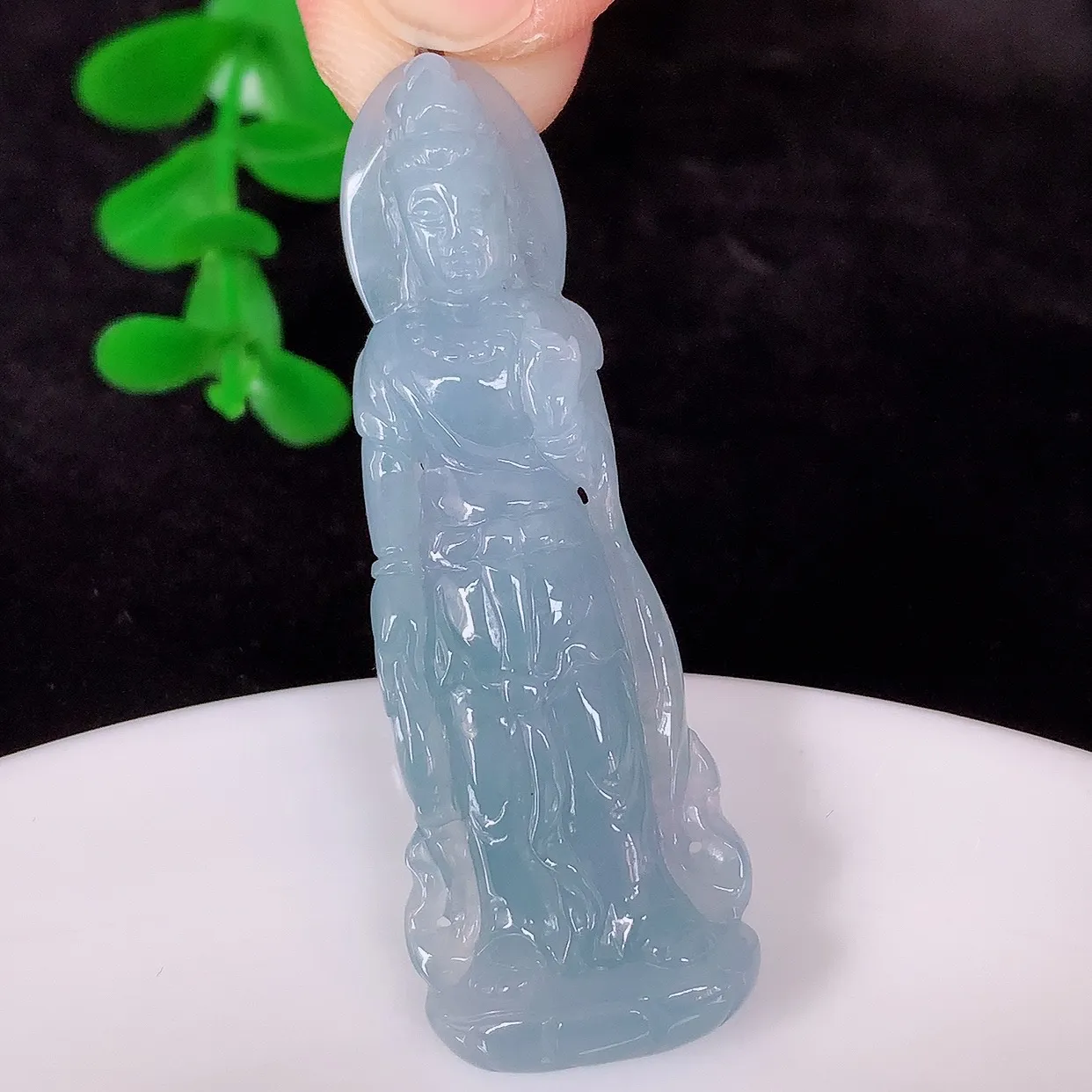 自然光实拍，冰糯种紫罗兰翡翠正装观音吊坠，赐福翡翠观音，翠色迷人，观音面相端庄，佩戴时尚出众！#89.22