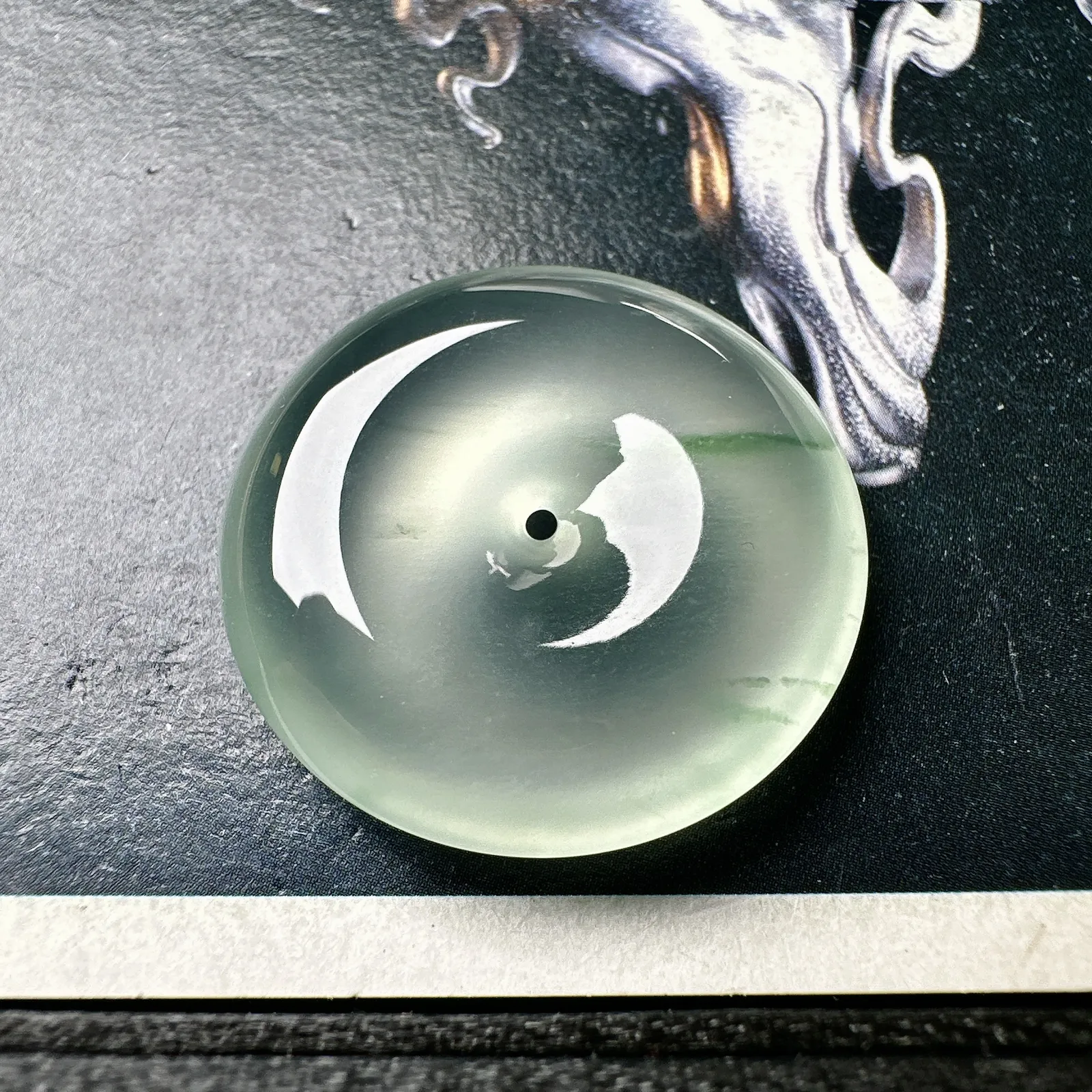 【玻璃种飘花平安扣】质地非常细腻，冰润十足，种老冰透，荧光闪耀