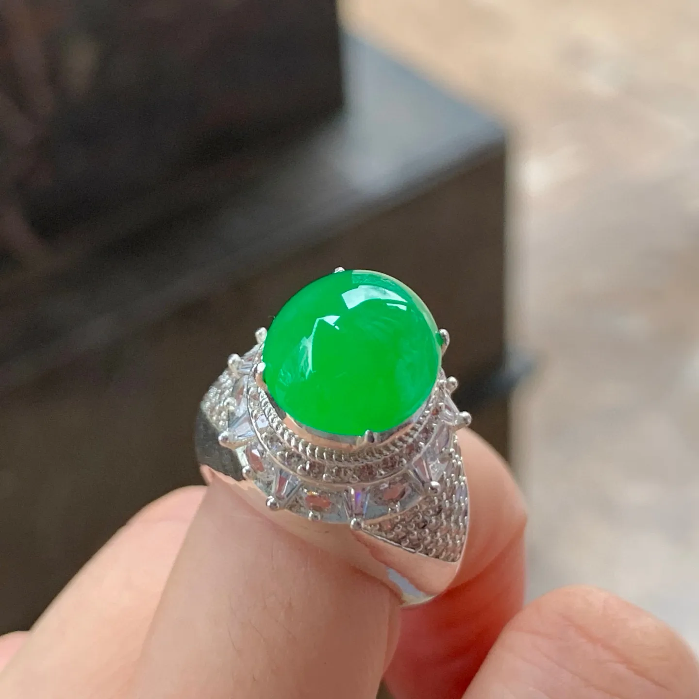 冰种阳绿蛋面
清爽铜托
