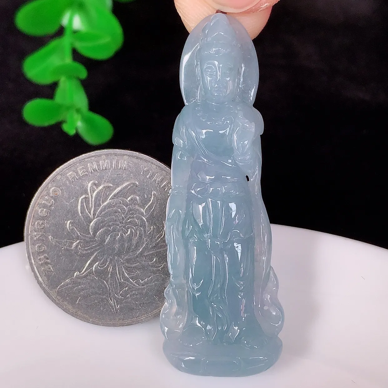 自然光实拍，冰糯种紫罗兰翡翠正装观音吊坠，赐福翡翠观音，翠色迷人，观音面相端庄，佩戴时尚出众！#89.22