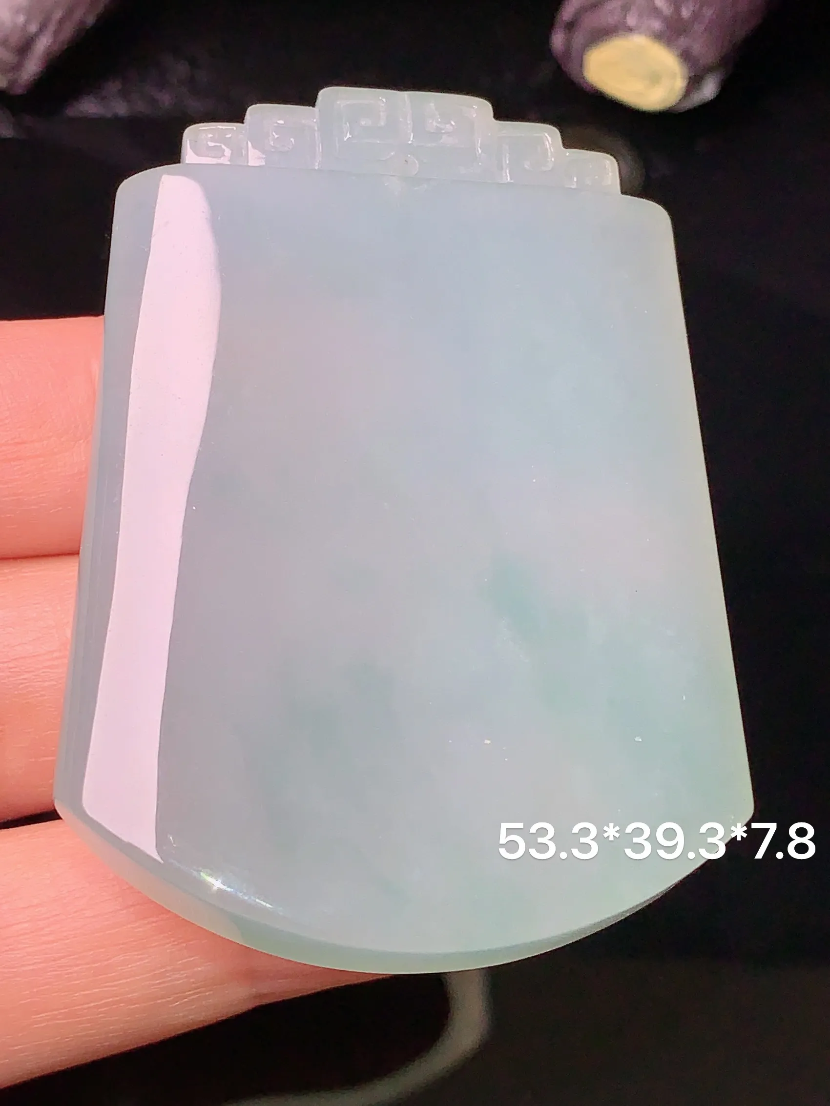 飘绿素牌吊坠 玉质细腻 色泽清新艳丽 整体尺寸53.3*39.3*7.8