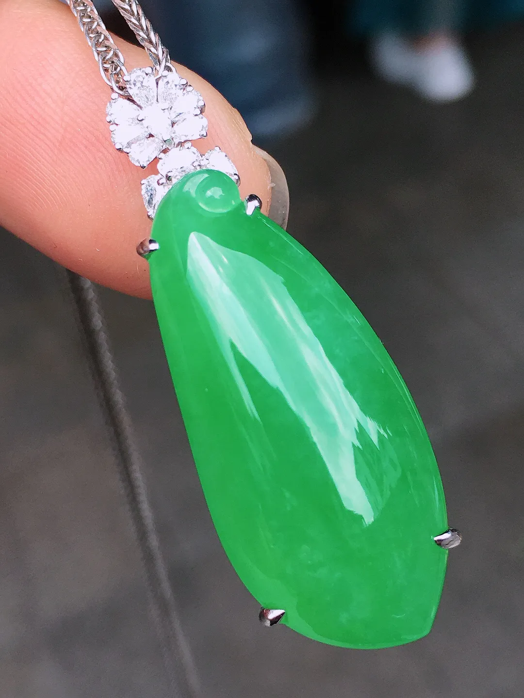阳绿福瓜吊坠，色泽均匀艳丽，玉质细腻，荧光感超
强，饱满水润，气质满满。18k
金豪华镶嵌
