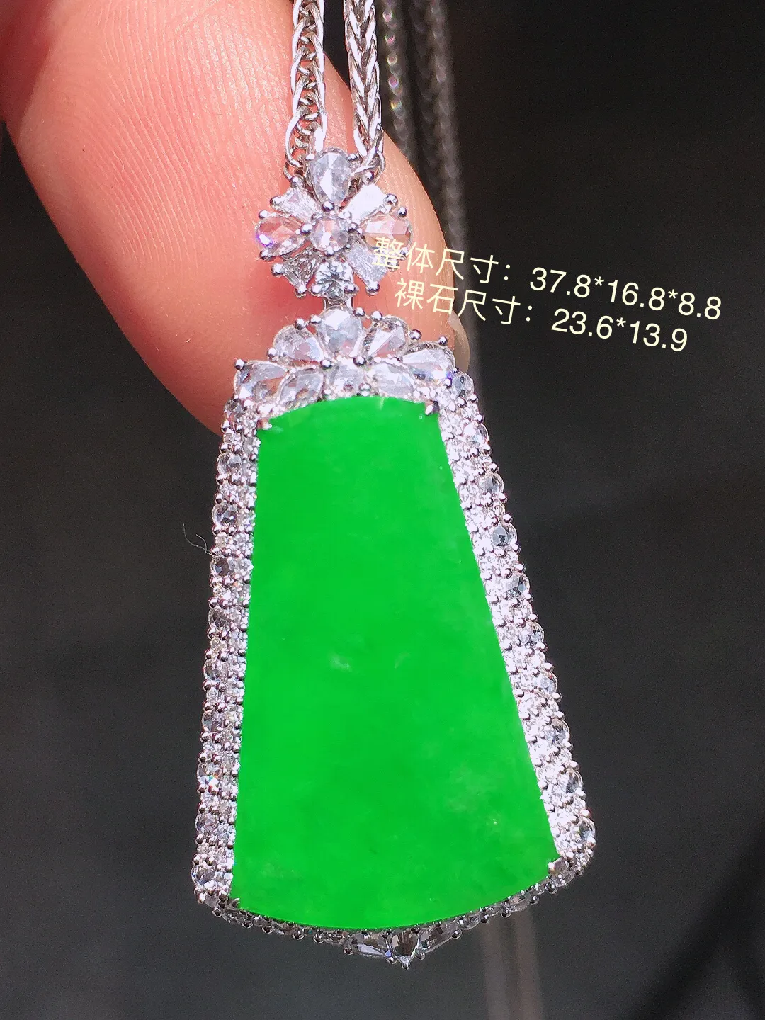 阳绿无事牌吊坠，色泽均匀艳丽，玉质细腻，荧光感超
强，饱满水润，气质满满。18k
金豪华镶嵌