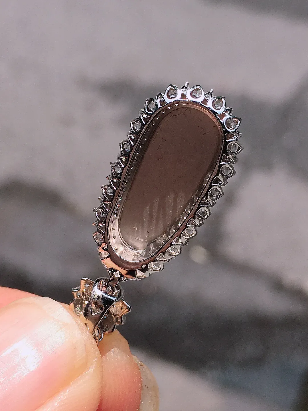 阳绿福豆吊坠，色泽均匀艳丽，玉质细腻，荧光感超
强，饱满水润，气质满满。18k
金豪华镶嵌