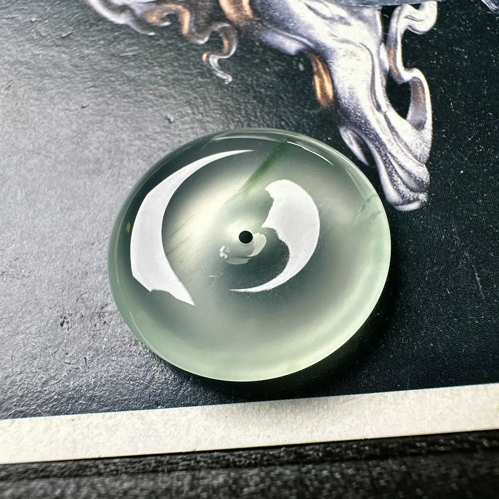 【玻璃种飘花平安扣】质地非常细腻，冰润十足，种老冰透，荧光闪耀