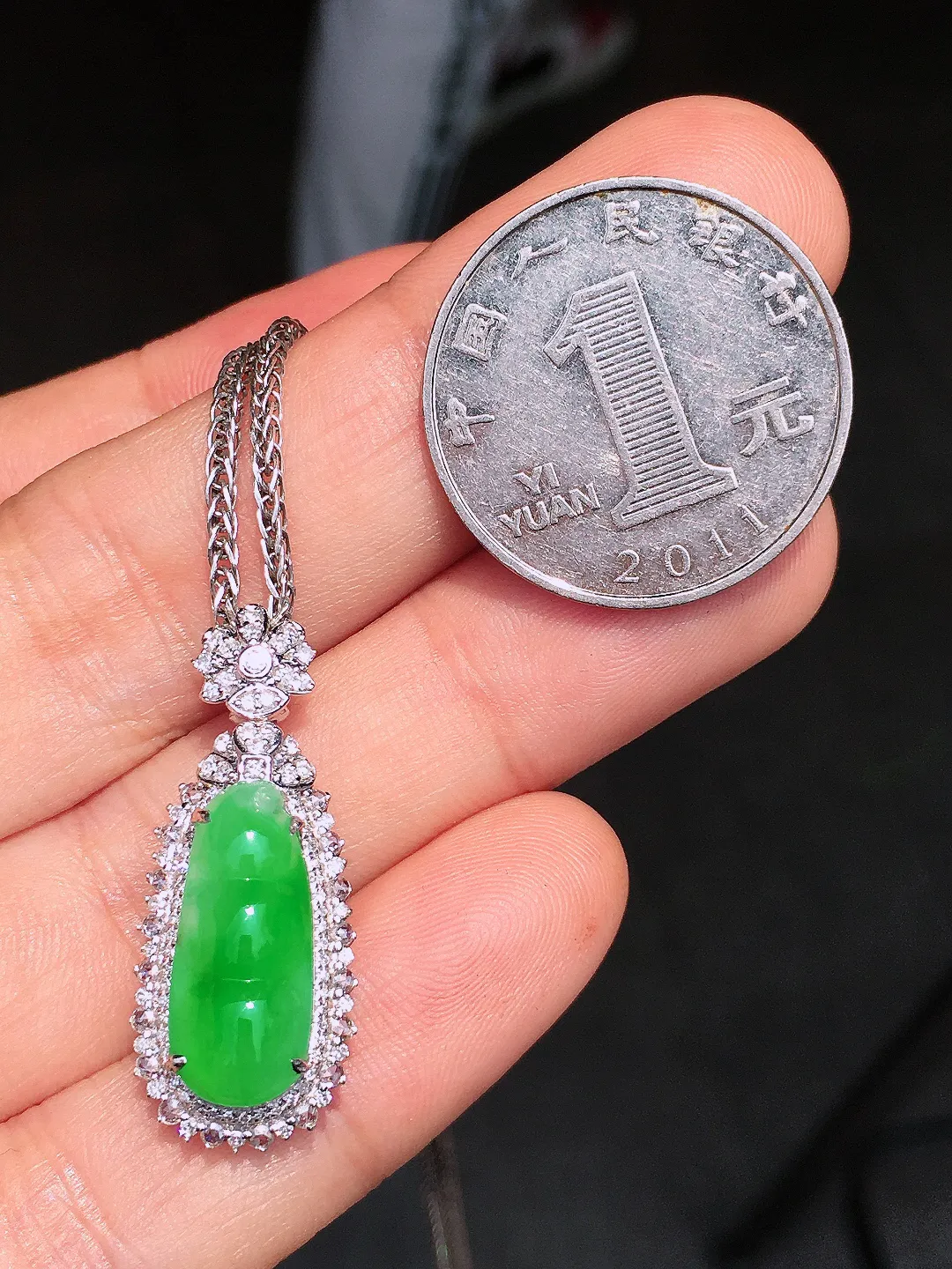 阳绿福豆吊坠，色泽均匀艳丽，玉质细腻，荧光感超
强，饱满水润，气质满满。18k
金豪华镶嵌