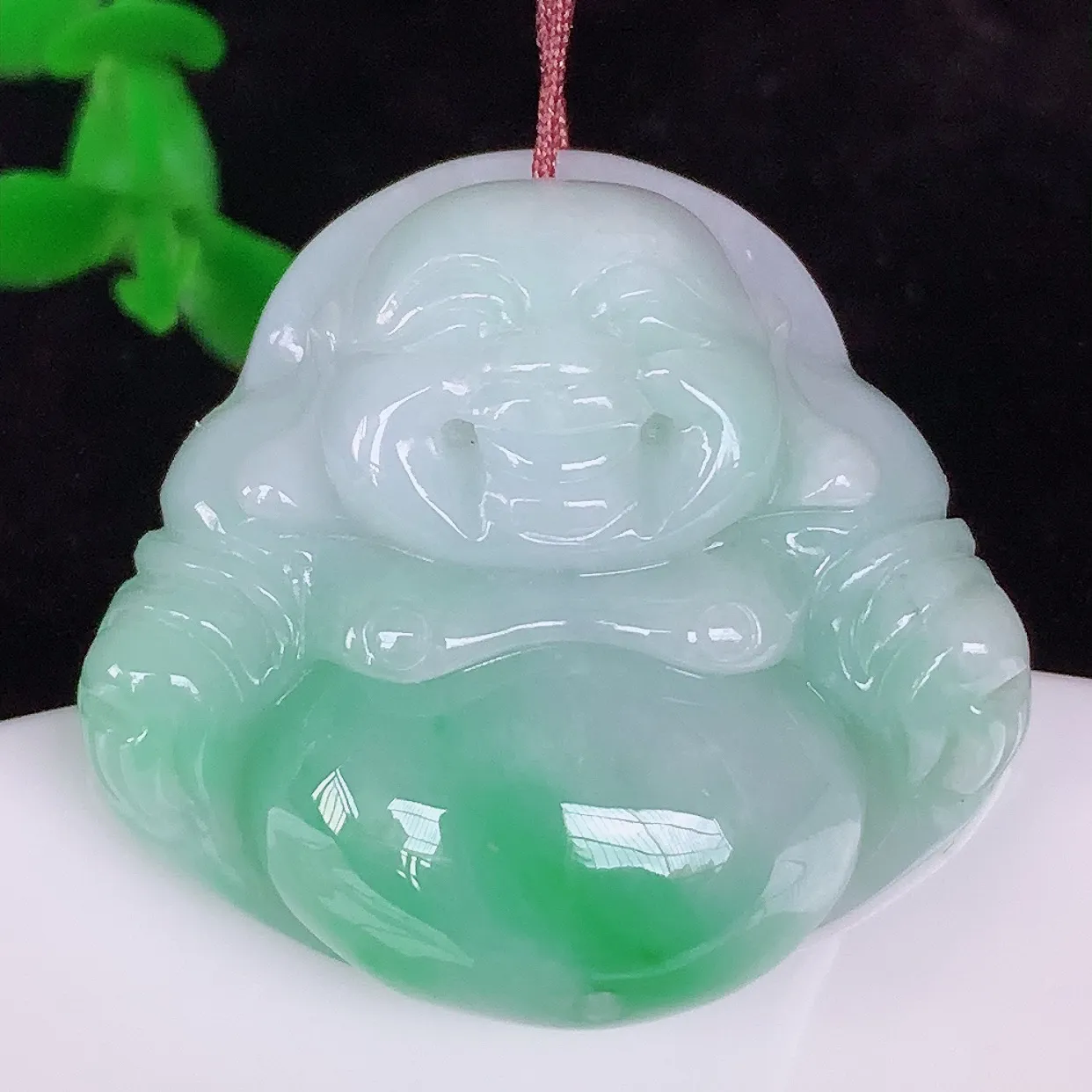 自然光实拍，厚装冰润冰糯种飘阳绿翡翠佛公吊坠，饱满， 佛公亦保平安，寓意有福（佛公）相伴，配戴优雅迷