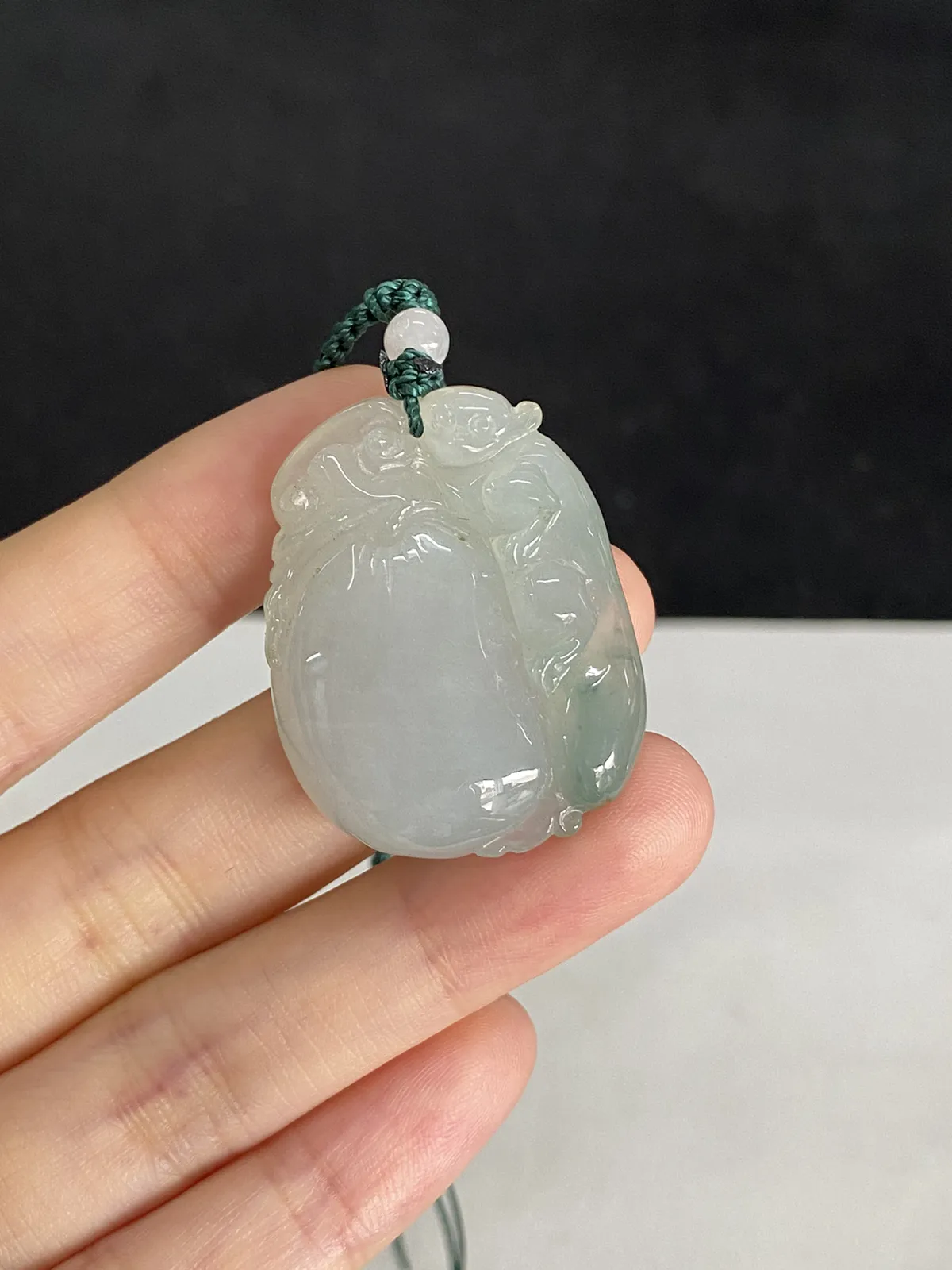 翡翠冰糯种淡绿色吊坠，配珠未测